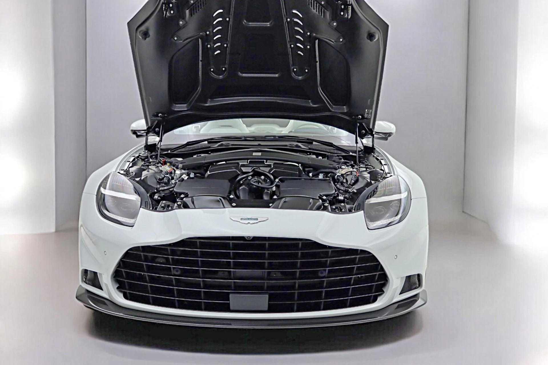 mph040_3803410071_New_2026_Aston_Martin_Vanquish_Volante_8388c1b637