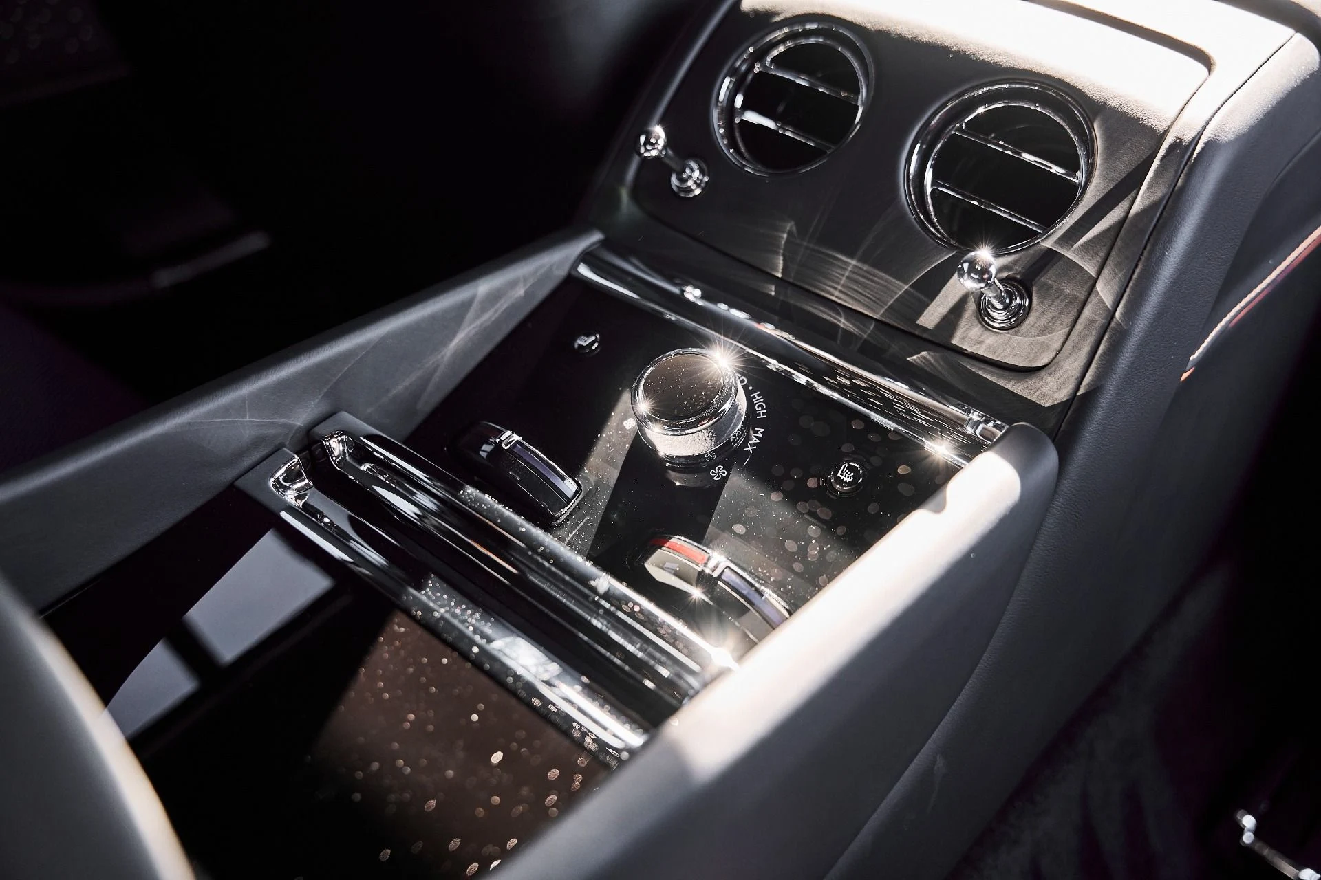 mph040_3842530054_Used_2025_Rolls_Royce_Spectre_Base_1775246541_744c699adc