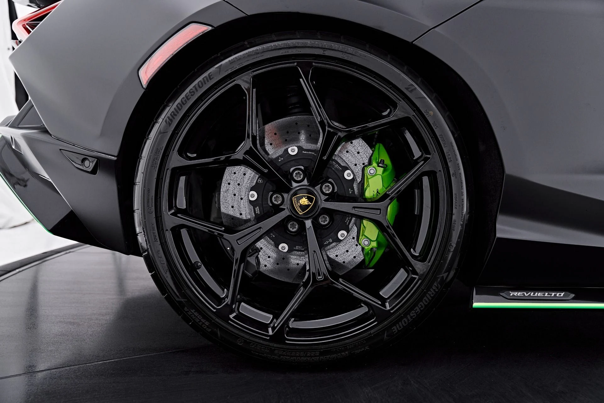 mph040_3847403688_Used_2024_Lamborghini_Revuelto_Base_1788040970_6c1983948a