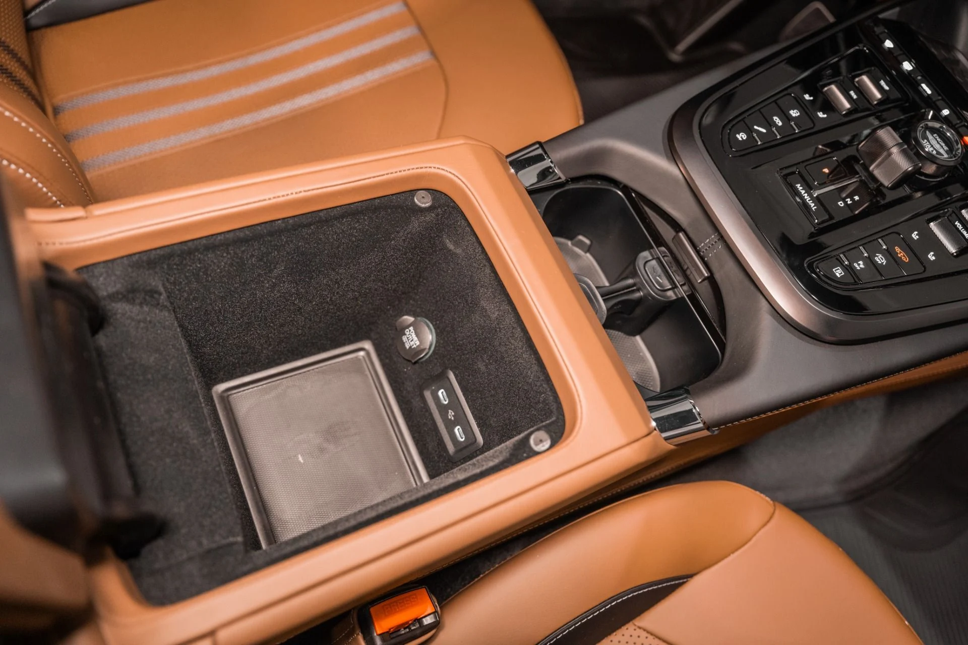 mph040_38999678_New_2026_Aston_Martin_DBX_707_1780937763_627e131cfc