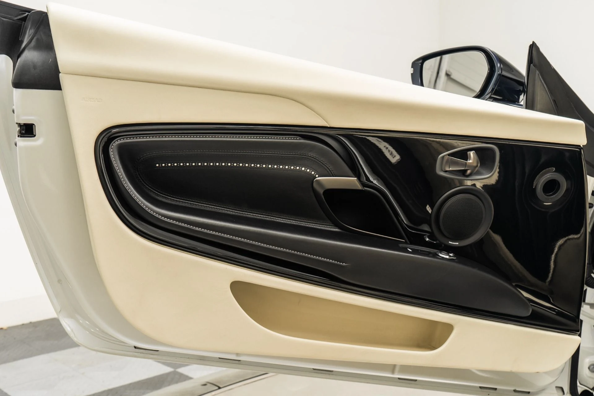 mph040_3901222904_Used_2019_Aston_Martin_DB_11_Volante_1760477407_61ecca726e