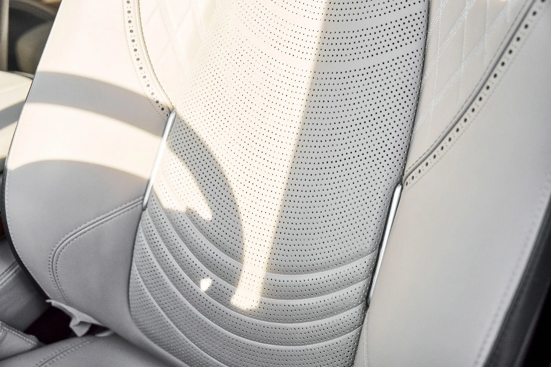 mph040_3932228234_Used_2023_Aston_Martin_DBX_707_1774652428_6e62ea7951