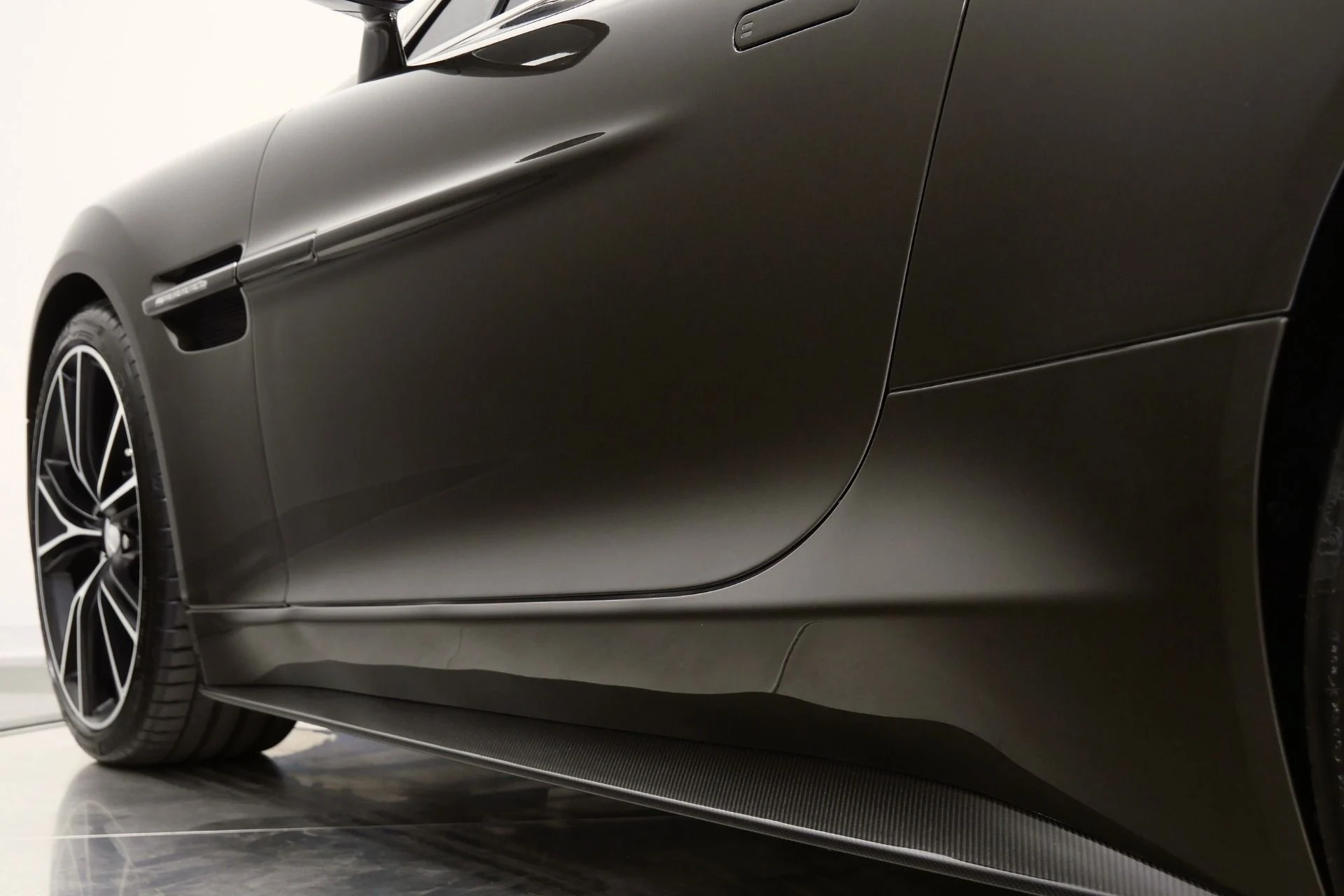 mph040_3944688216_Used_2014_Aston_Martin_Vanquish_Hourglass_Quilting_Beautiful_Color_V12_Power_1770409354_9092ff2829