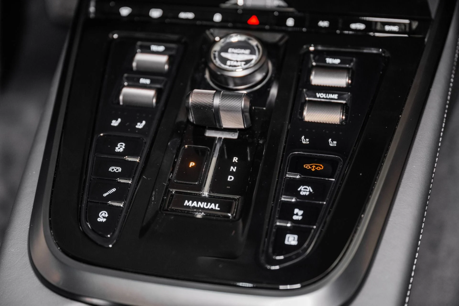 mph040_4001668370_Used_2025_Aston_Martin_DBX_707_1748959342_819e15235b