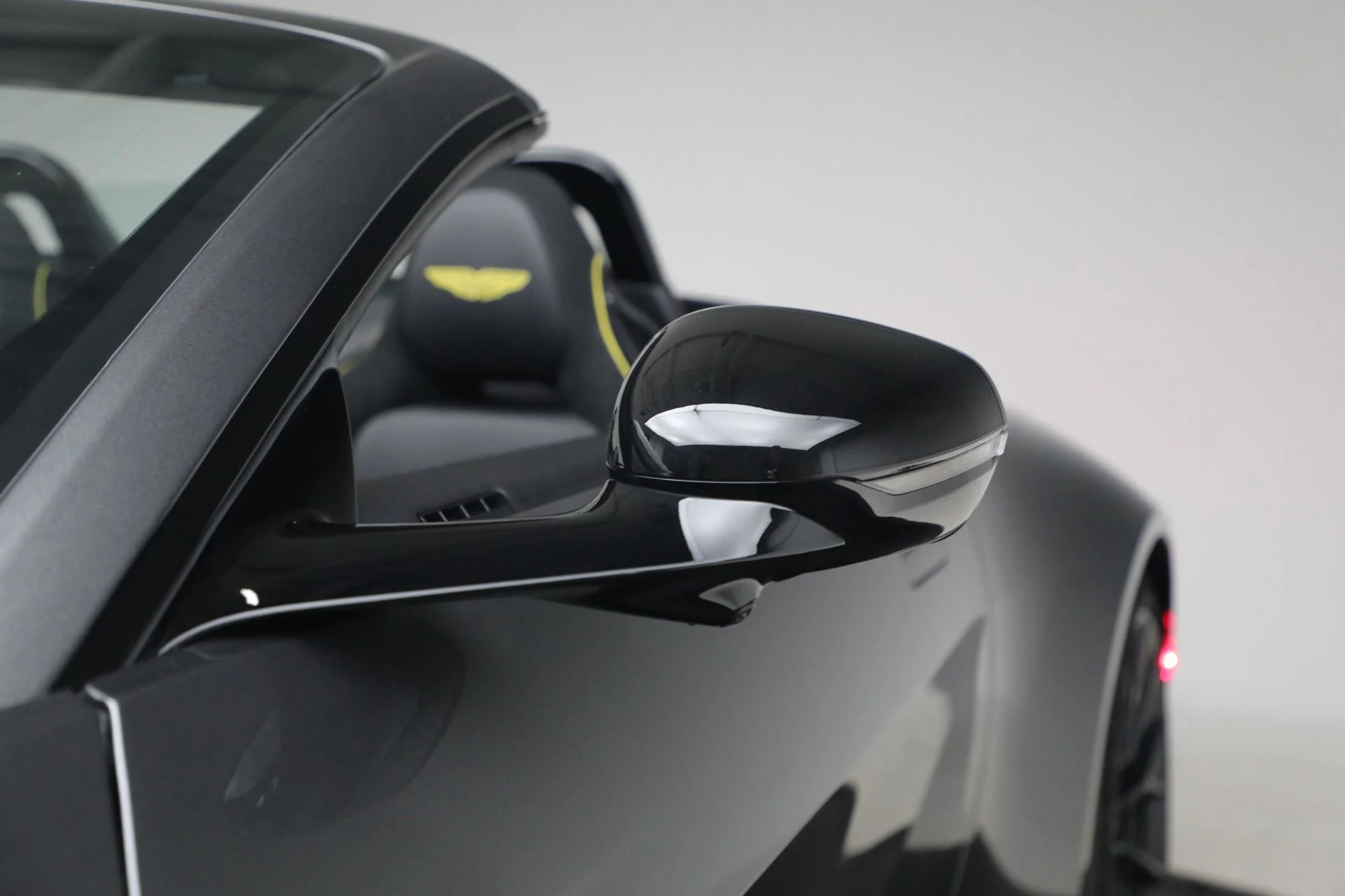 mph040_4008753509_New_2026_Aston_Martin_Vantage_S_Roadster_1776880029_e229cdb38a