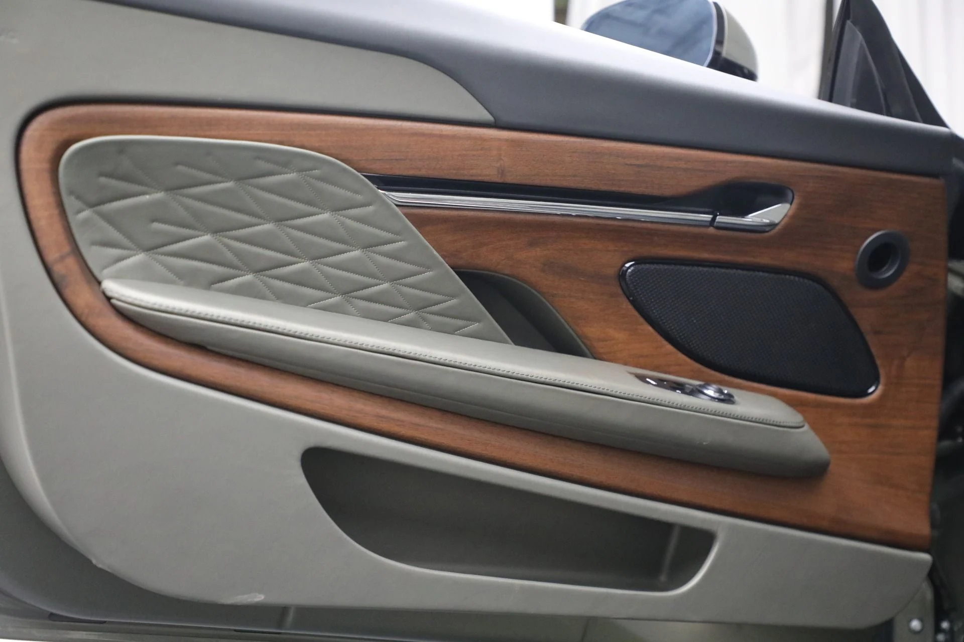 mph040_4022754824_New_2024_Aston_Martin_DB_12_Volante_77420bea5d