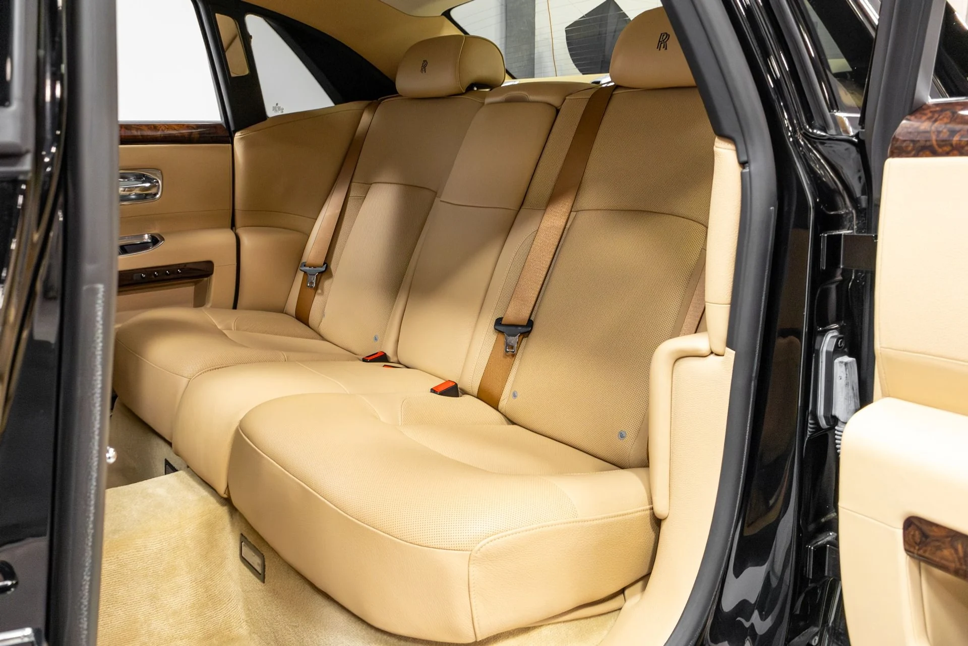 mph040_4052250033_Used_2011_Rolls_Royce_Ghost_1770323942_fdb4522ae9