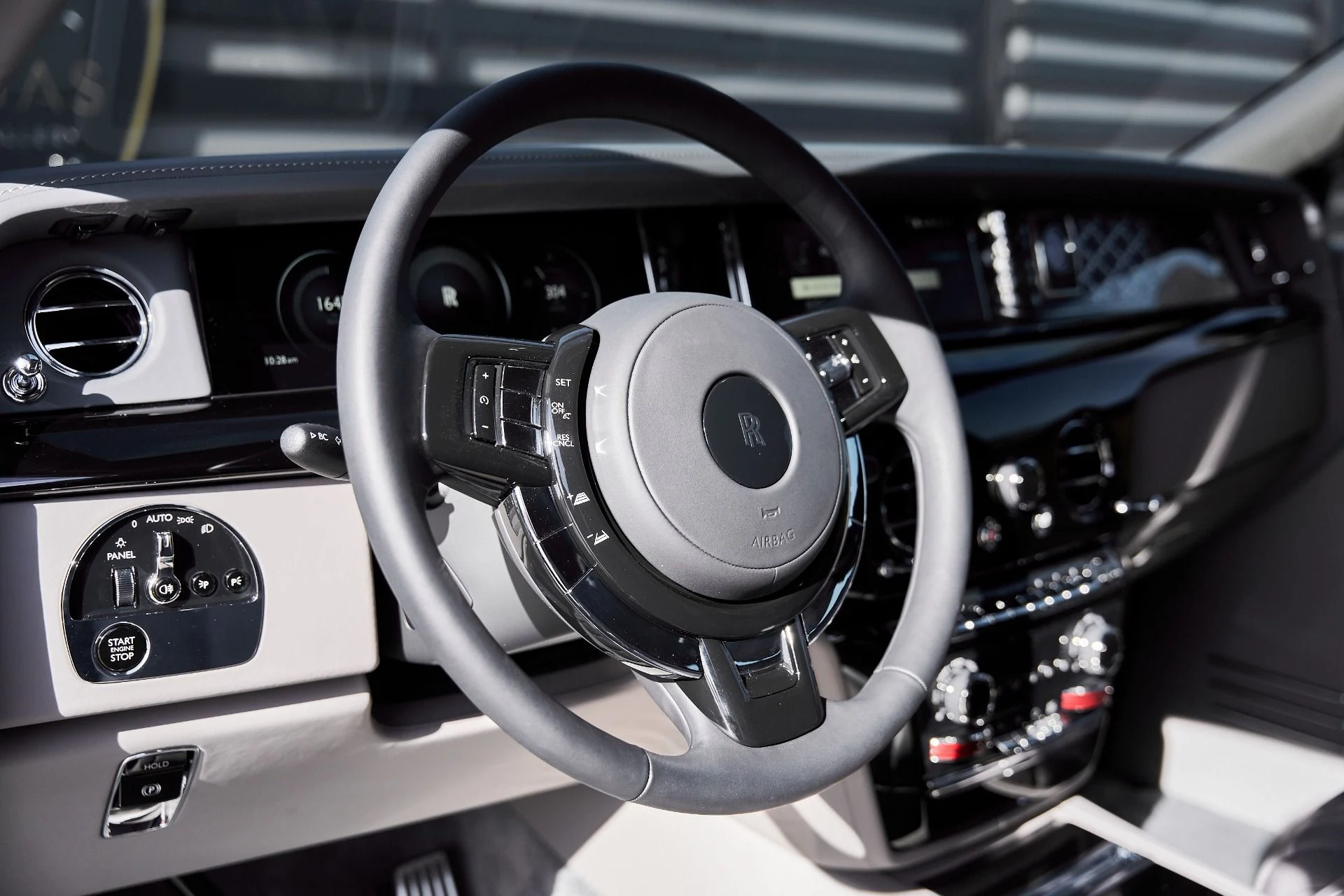 mph040_4064802314_Used_2025_Rolls_Royce_Phantom_Base_1769480933_ab7156daa3