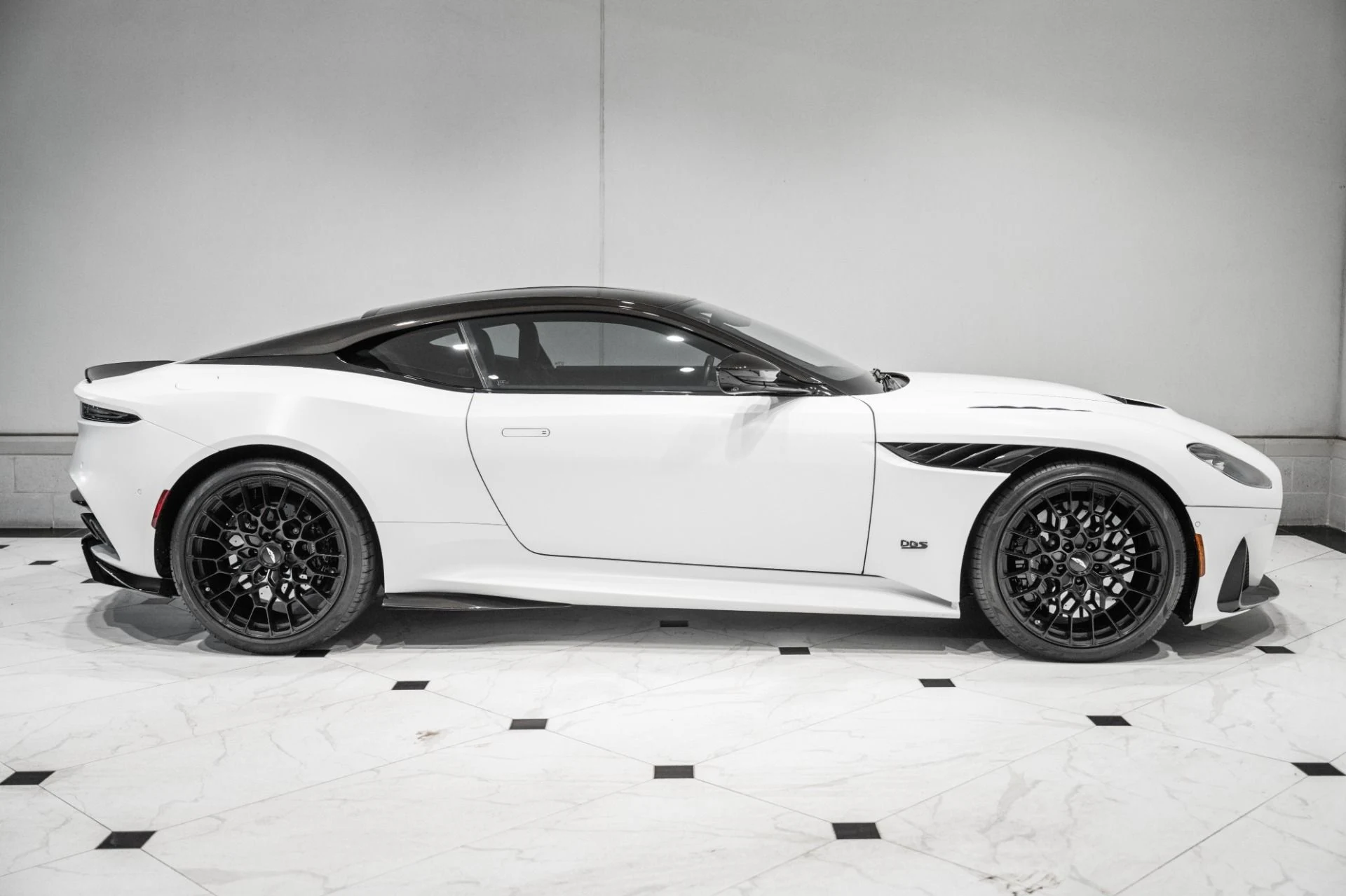 mph040_4069908944_Used_2023_Aston_Martin_DBS_770_Ultimate_1778011376_99ab79be55