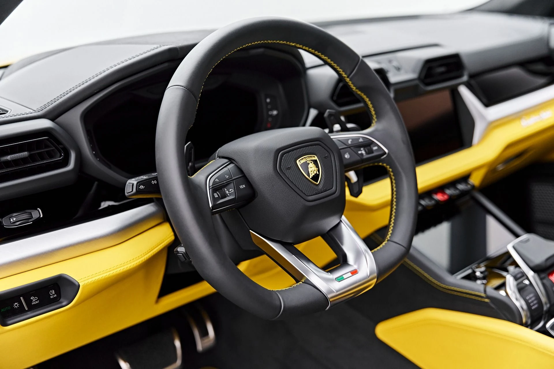 mph040_4075830922_Used_2025_Lamborghini_Urus_SE_1788049910_5153fb5b14