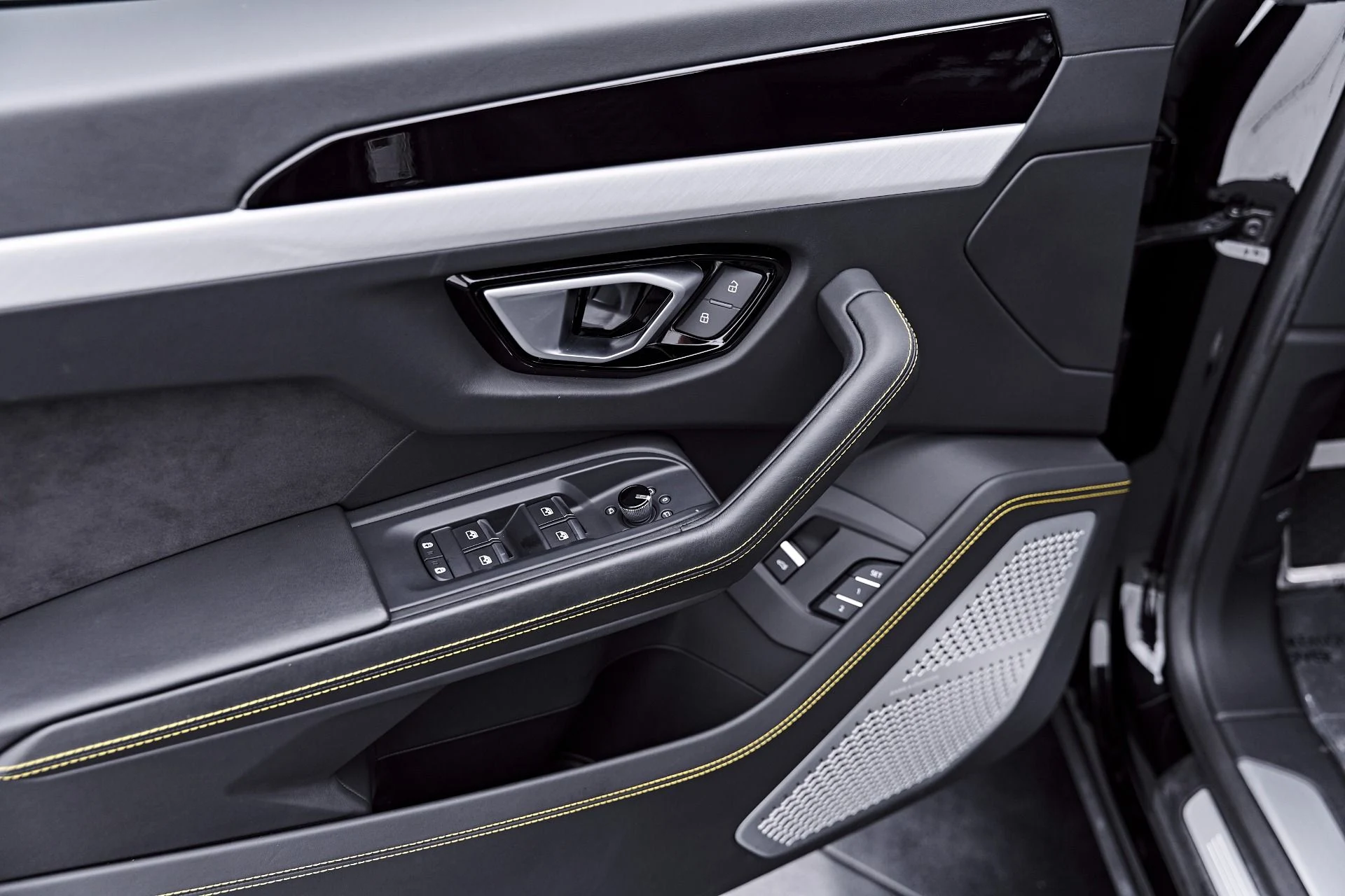 mph040_4097865195_Used_2022_Lamborghini_Urus_Base_1785209745_7d3f065fba