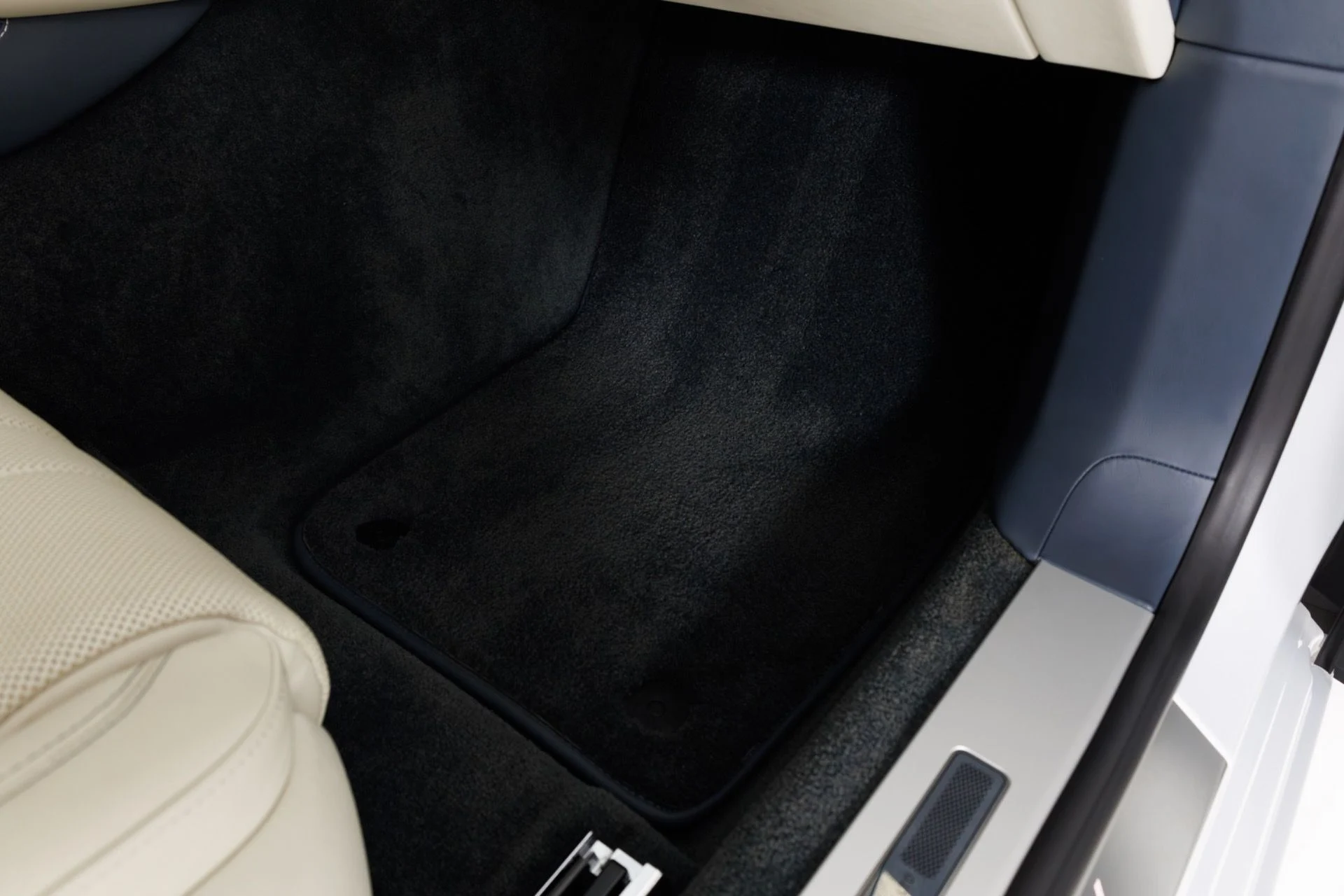 mph040_4144571097_Used_2020_Bentley_Flying_Spur_W12_1776899558_b7d9f0a53f