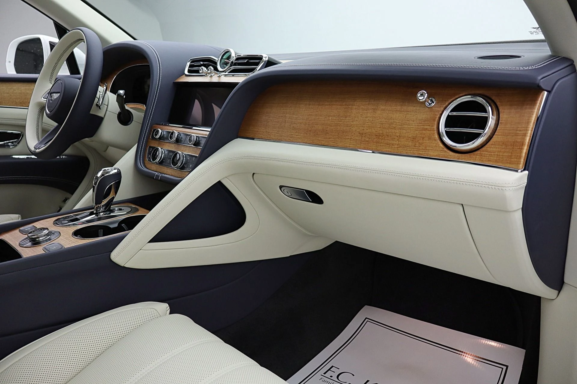 mph040_4163801816_New_2026_Bentley_Bentayga_EWB_V8_a3253c6bfc