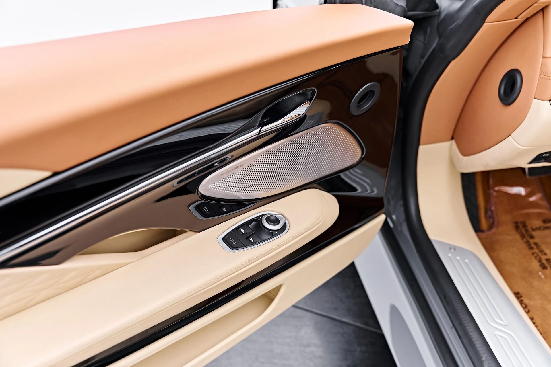 mph040_4164642555_Used_2025_Aston_Martin_DB_12_Volante_1791997262_6c98798373