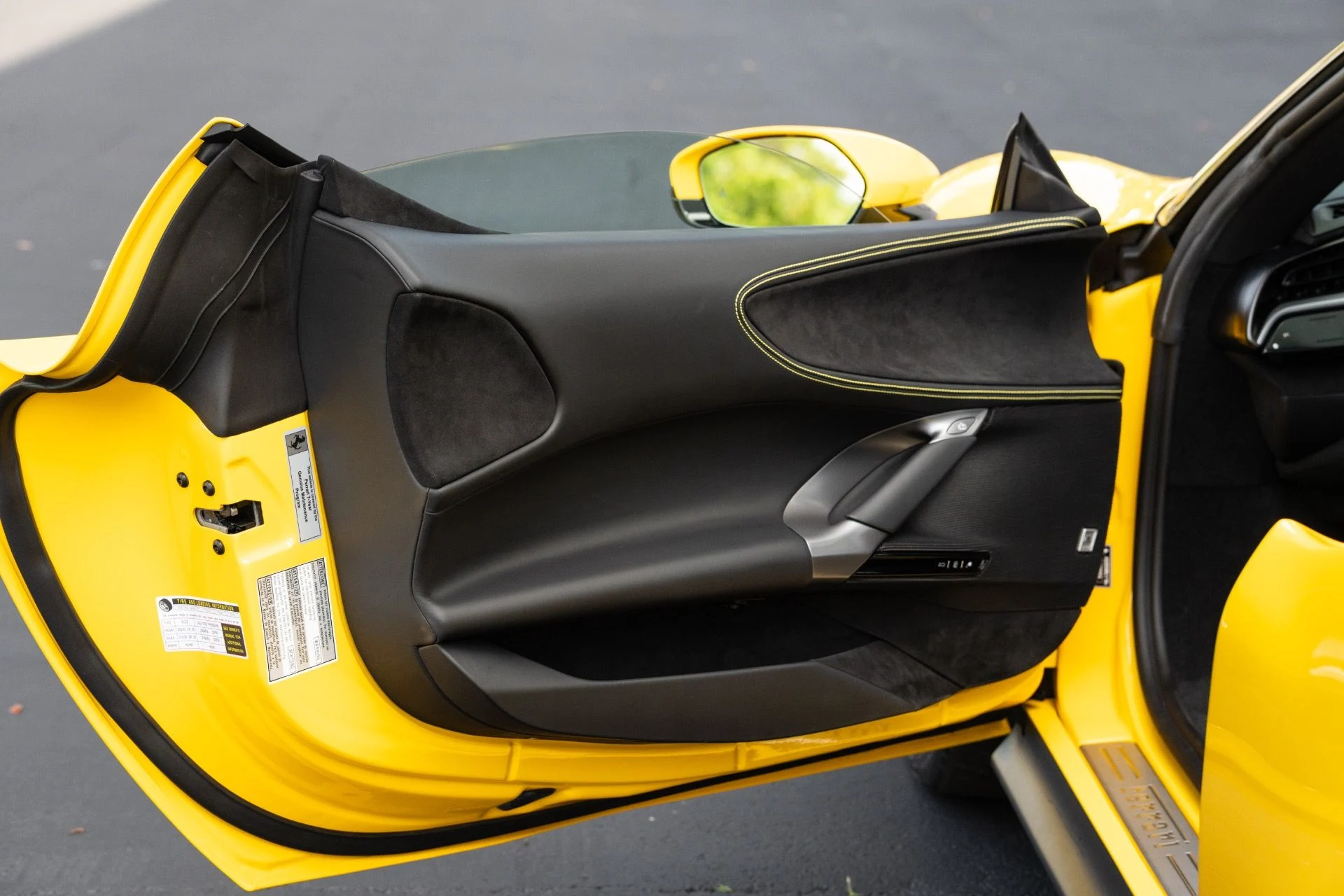 mph040_4164784720_Used_2025_Ferrari_SF_90_Spider_1772646640_717dccb110