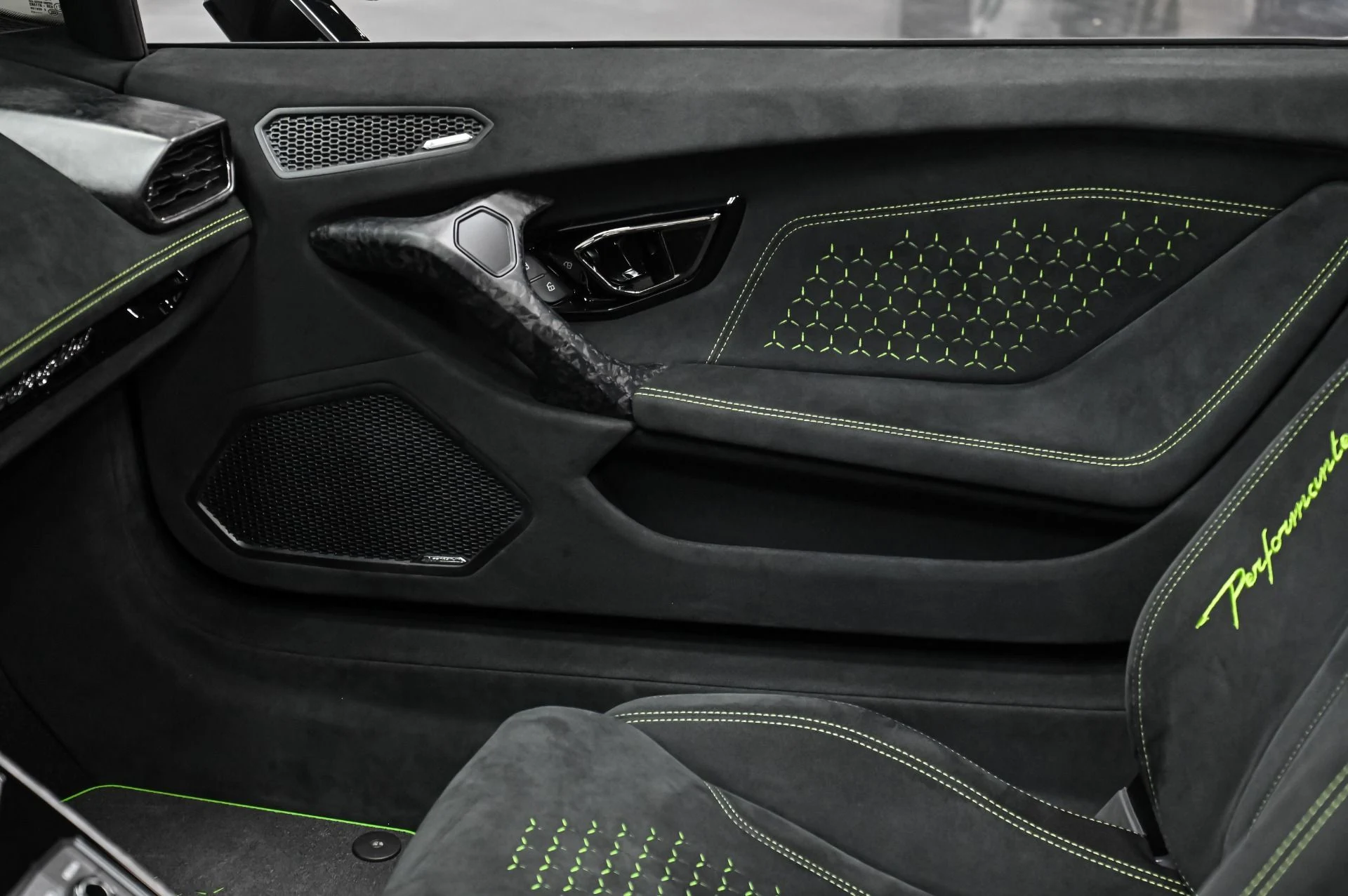 mph040_4228071200_Used_2019_Lamborghini_Huracan_Performante_1756916743_27d3189a75