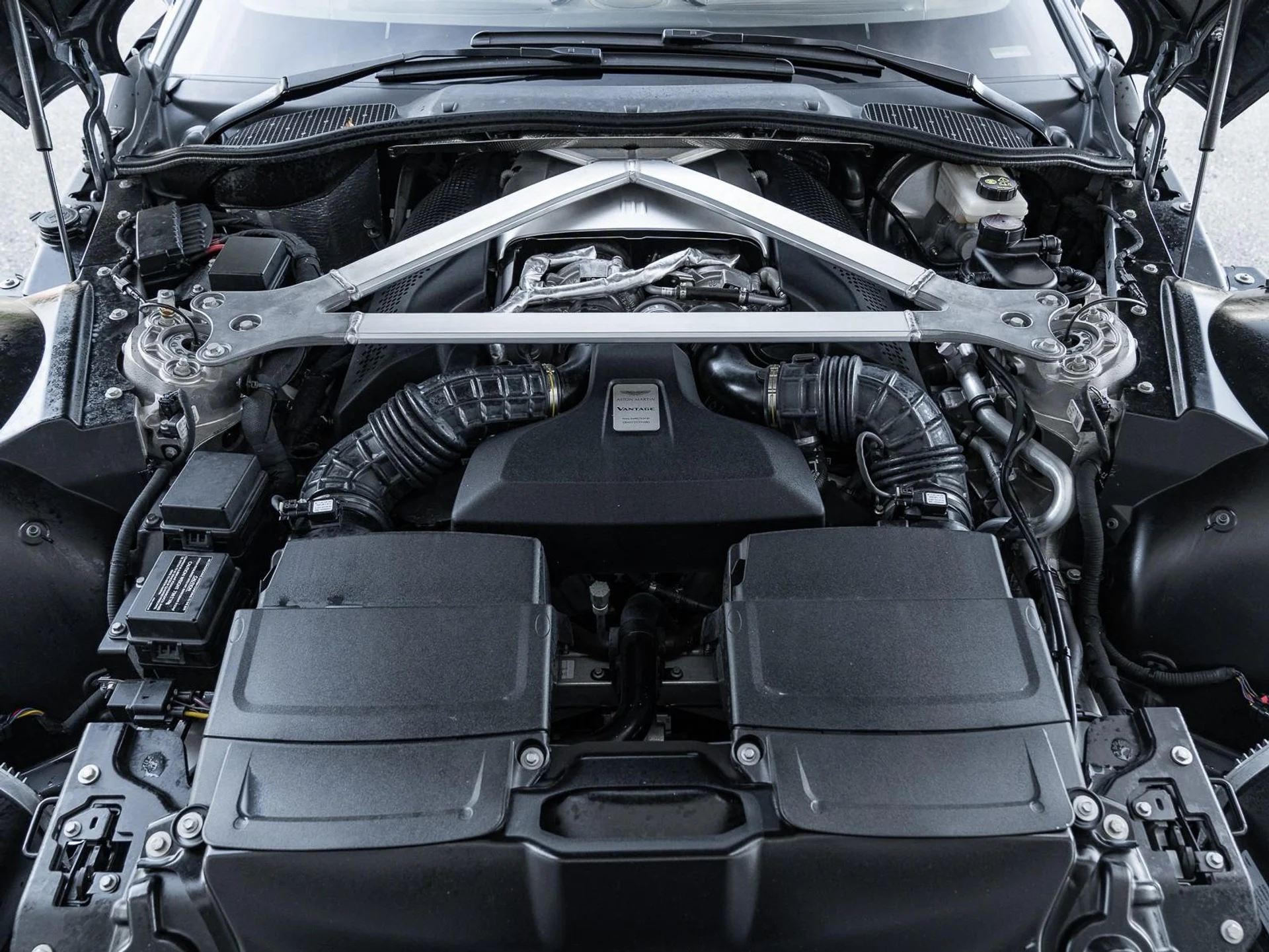 mph040_4240052527_Used_2021_Aston_Martin_Vantage_1763409982_b4e224e329