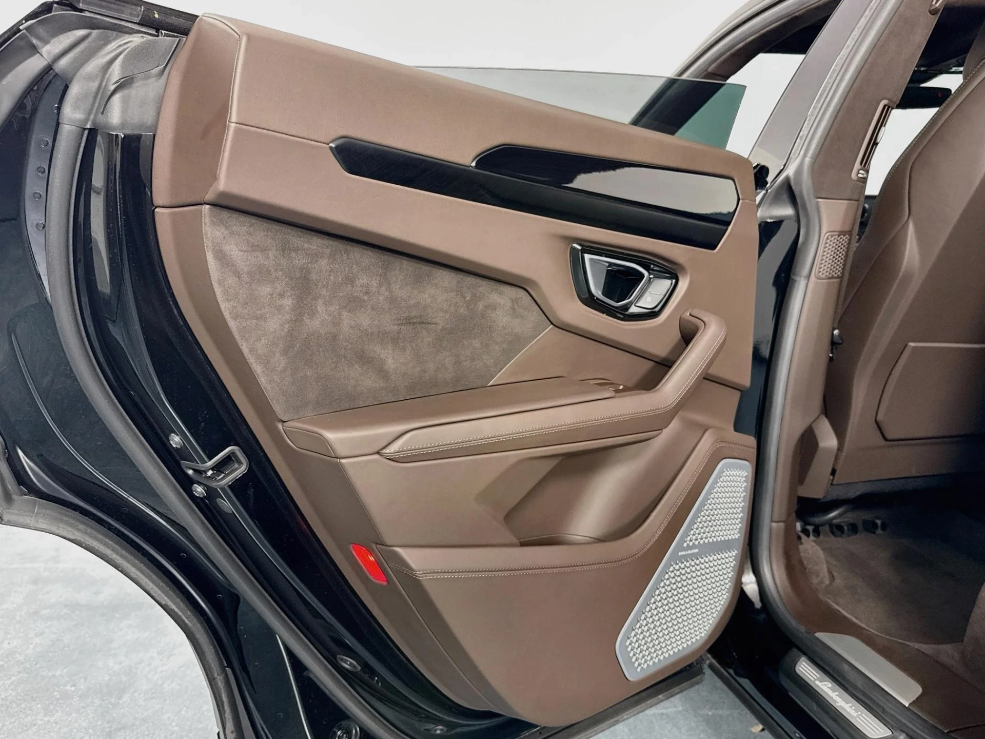 mph040_4242107862_Used_2022_Lamborghini_Urus_1786382895_0068f715b1