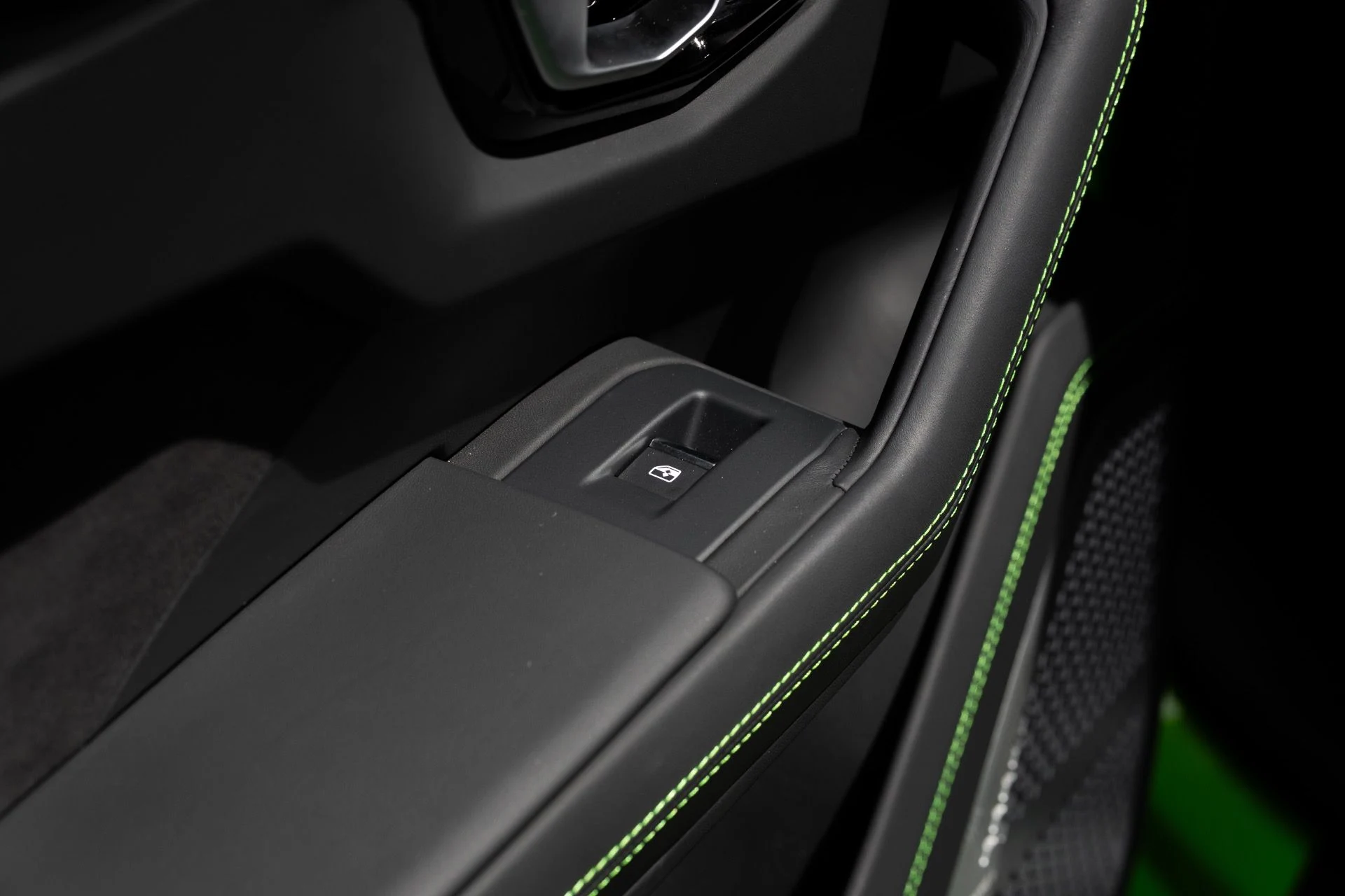 mph040_4249751840_Used_2023_Lamborghini_Urus_S_1758835388_2062652023