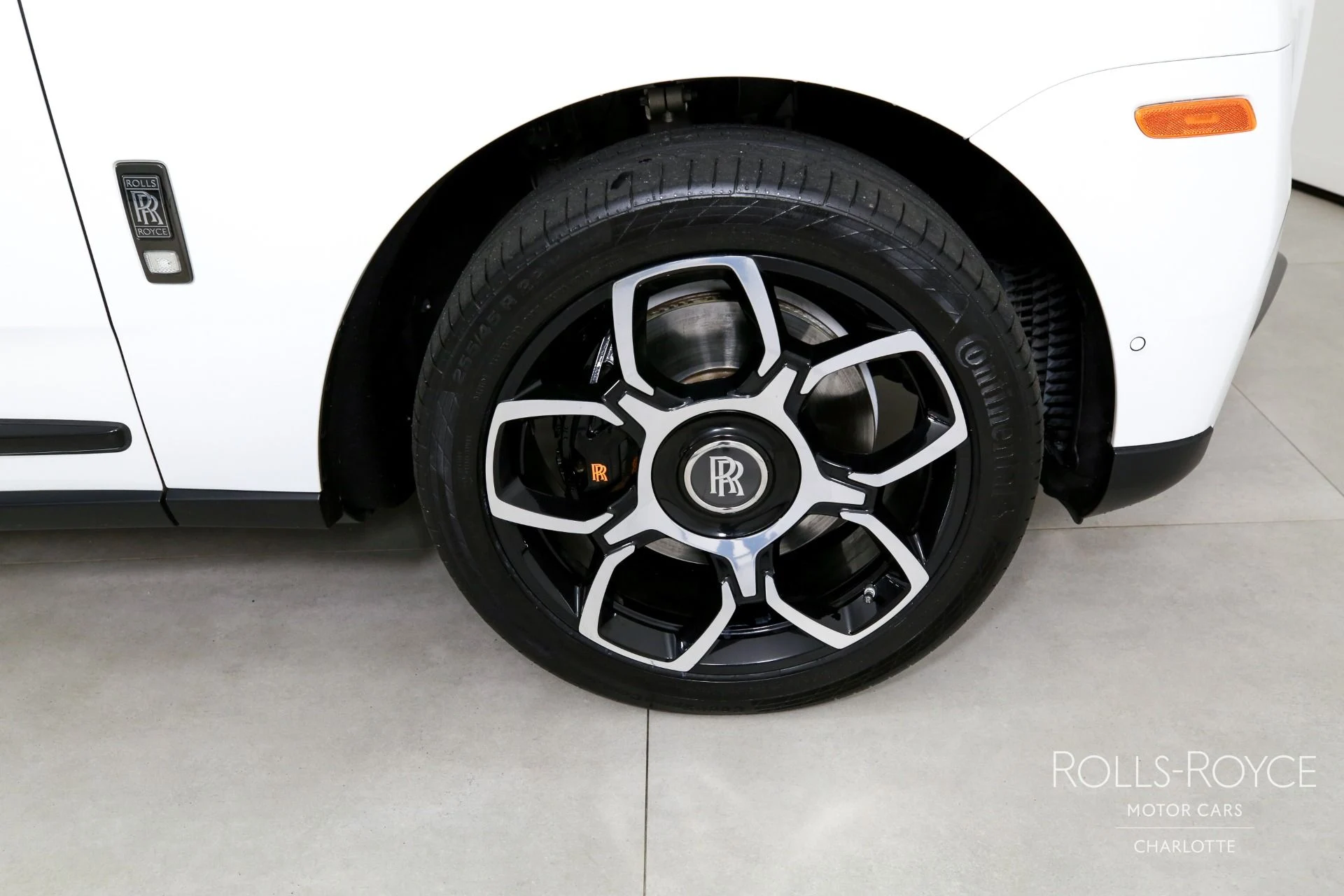 mph040_4271325671_Used_2022_Rolls_Royce_Black_Badge_Cullinan_1764197182_9b1072224e