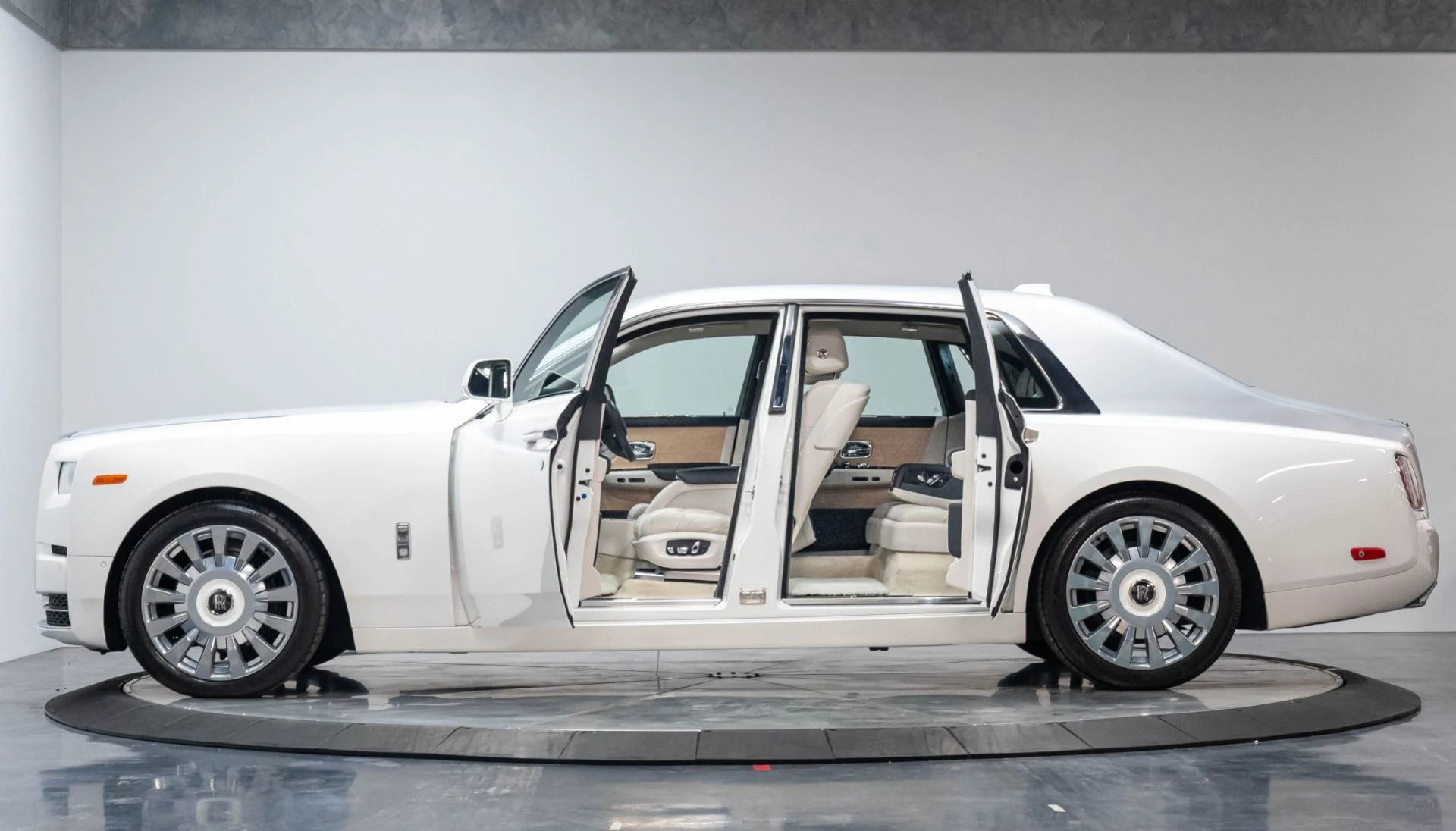 mph040_4273475299_Used_2019_Rolls_Royce_Phantom_1784063951_a67aefaeea