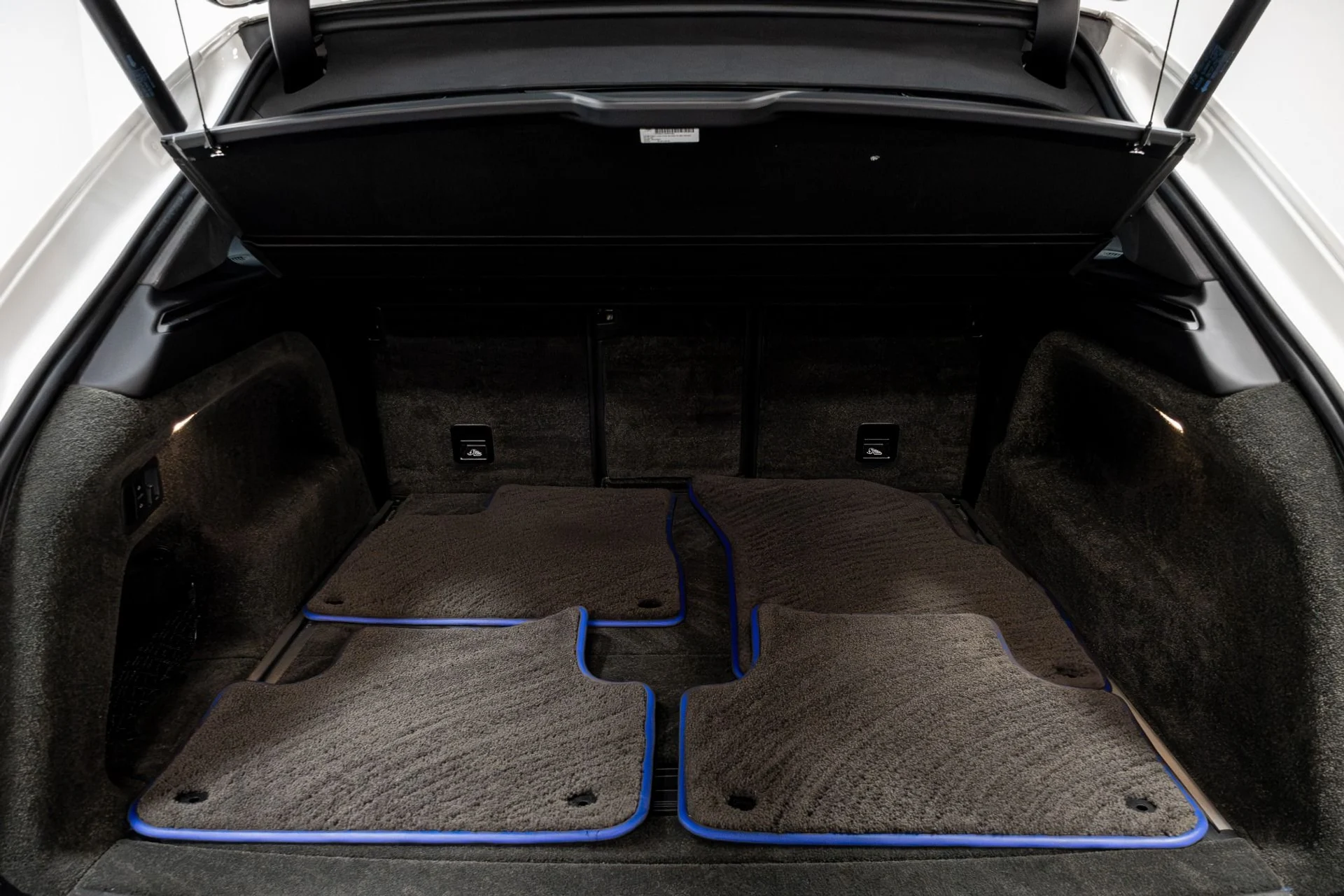 mph040_433298040_Used_2020_Bentley_Bentayga_V8_1770245140_6643603096