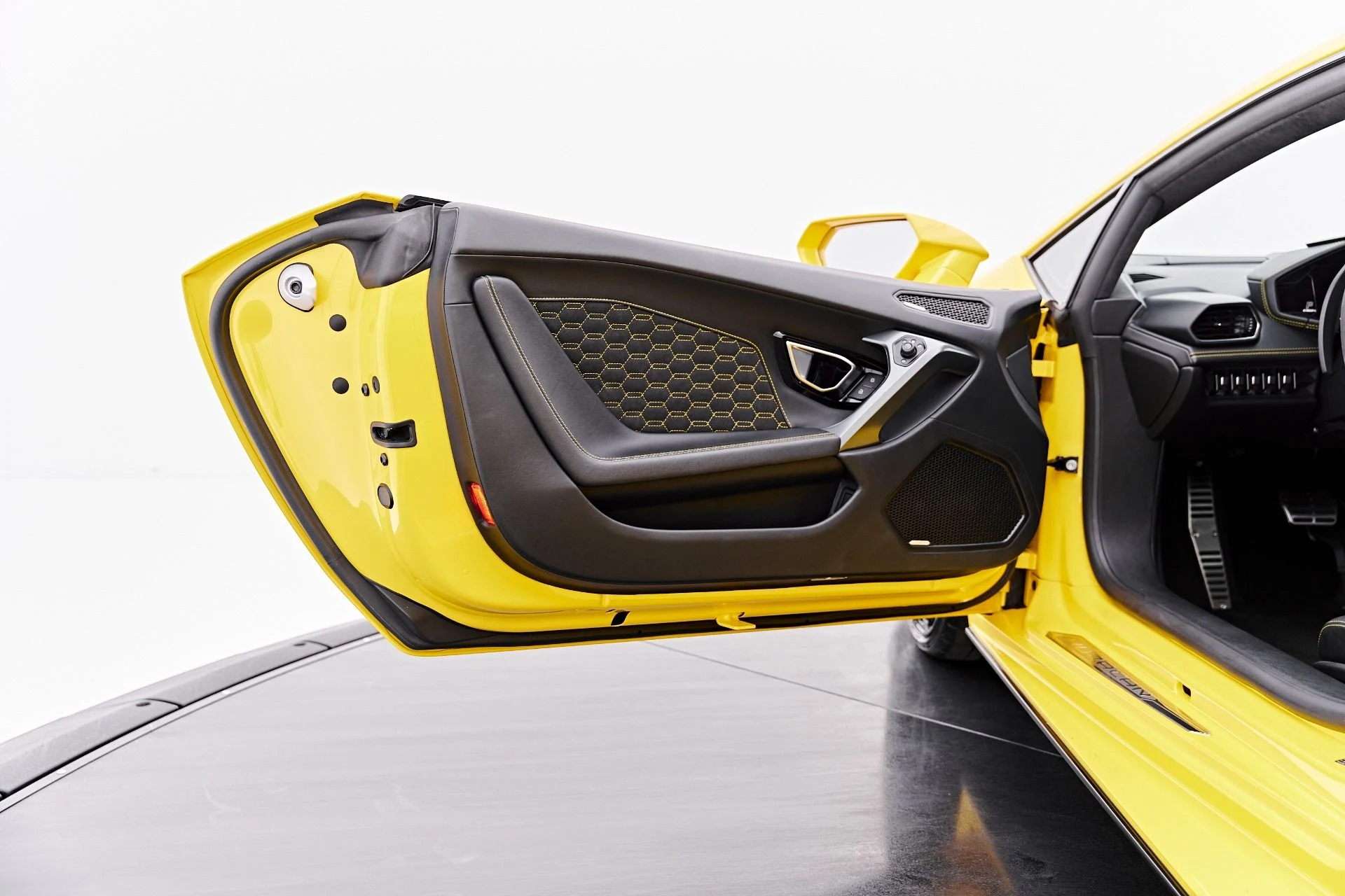mph040_442122444_Used_2022_Lamborghini_Huracan_EVO_Base_1787357862_d49fb25871