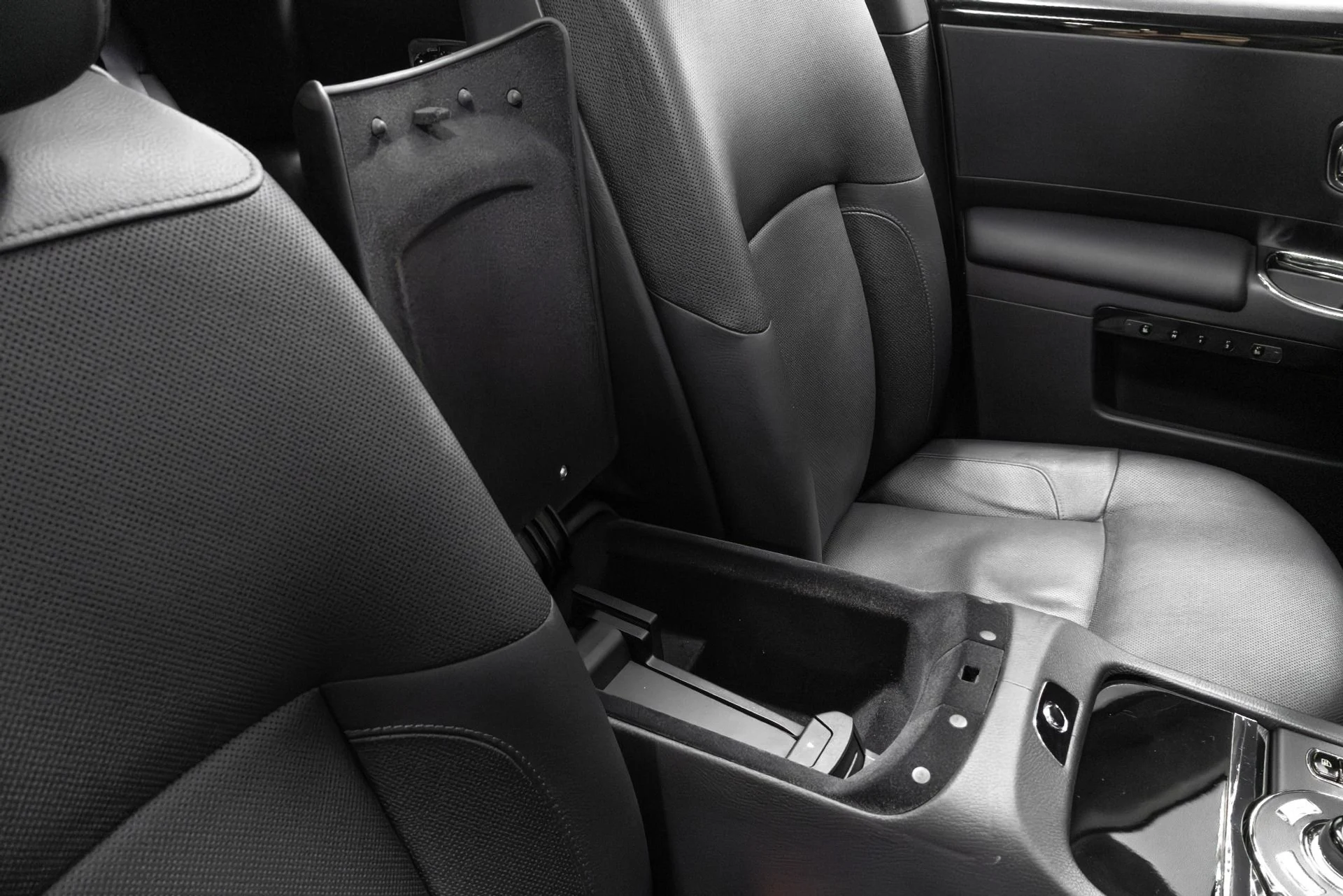 mph040_445496173_Used_2011_Rolls_Royce_Ghost_Base_1762877304_b36af0ebee