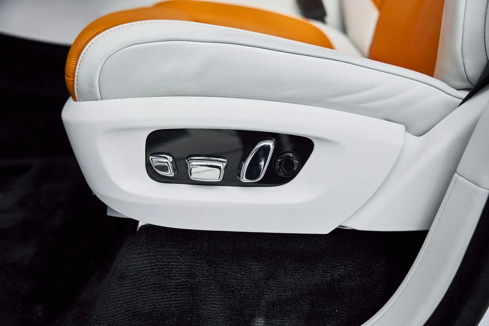 mph040_513133574_Used_2026_Rolls_Royce_Cullinan_Base_1766884776_201f4760bf