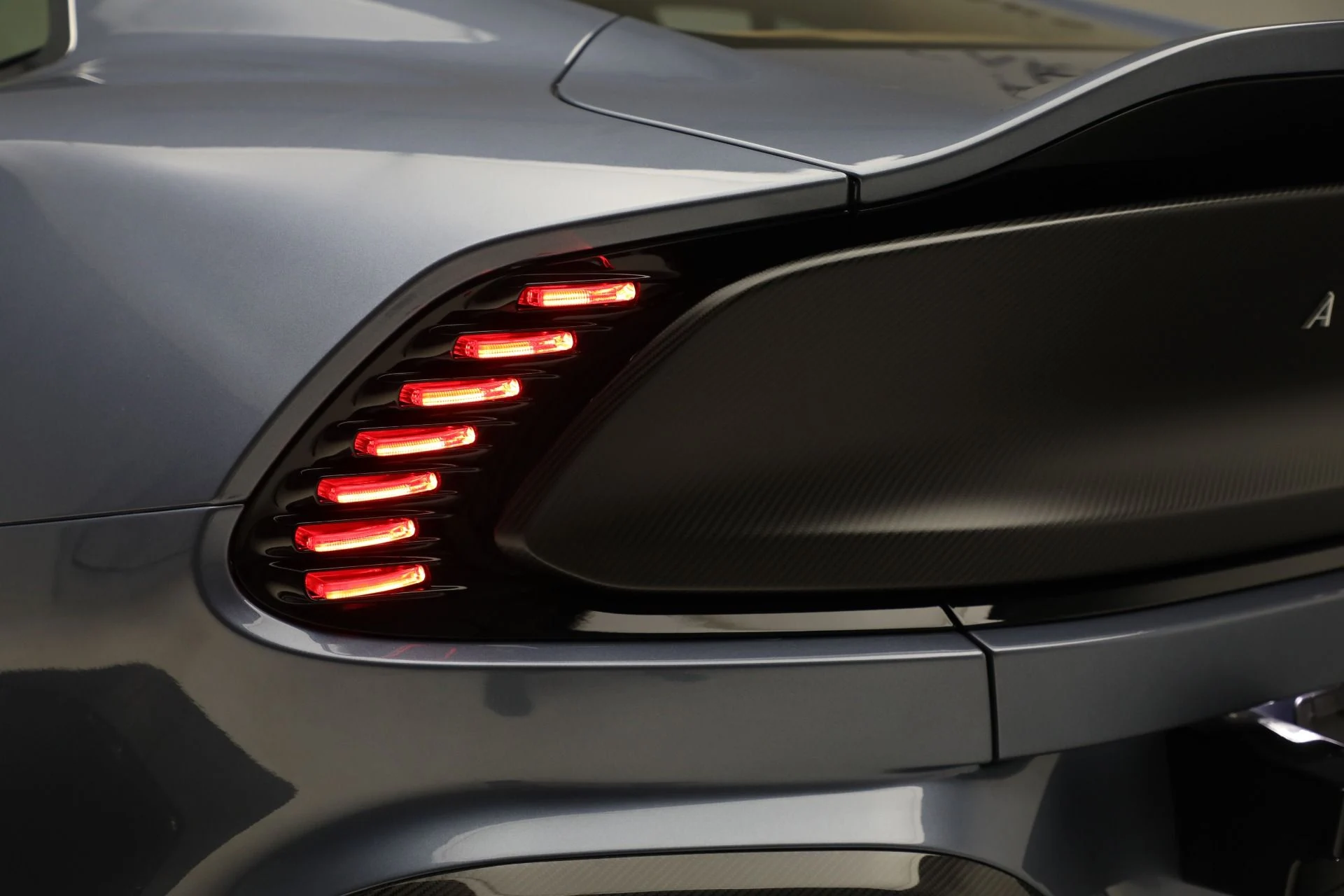 mph040_523113672_New_2025_Aston_Martin_Vanquish_1738262610_8140d4f5ec