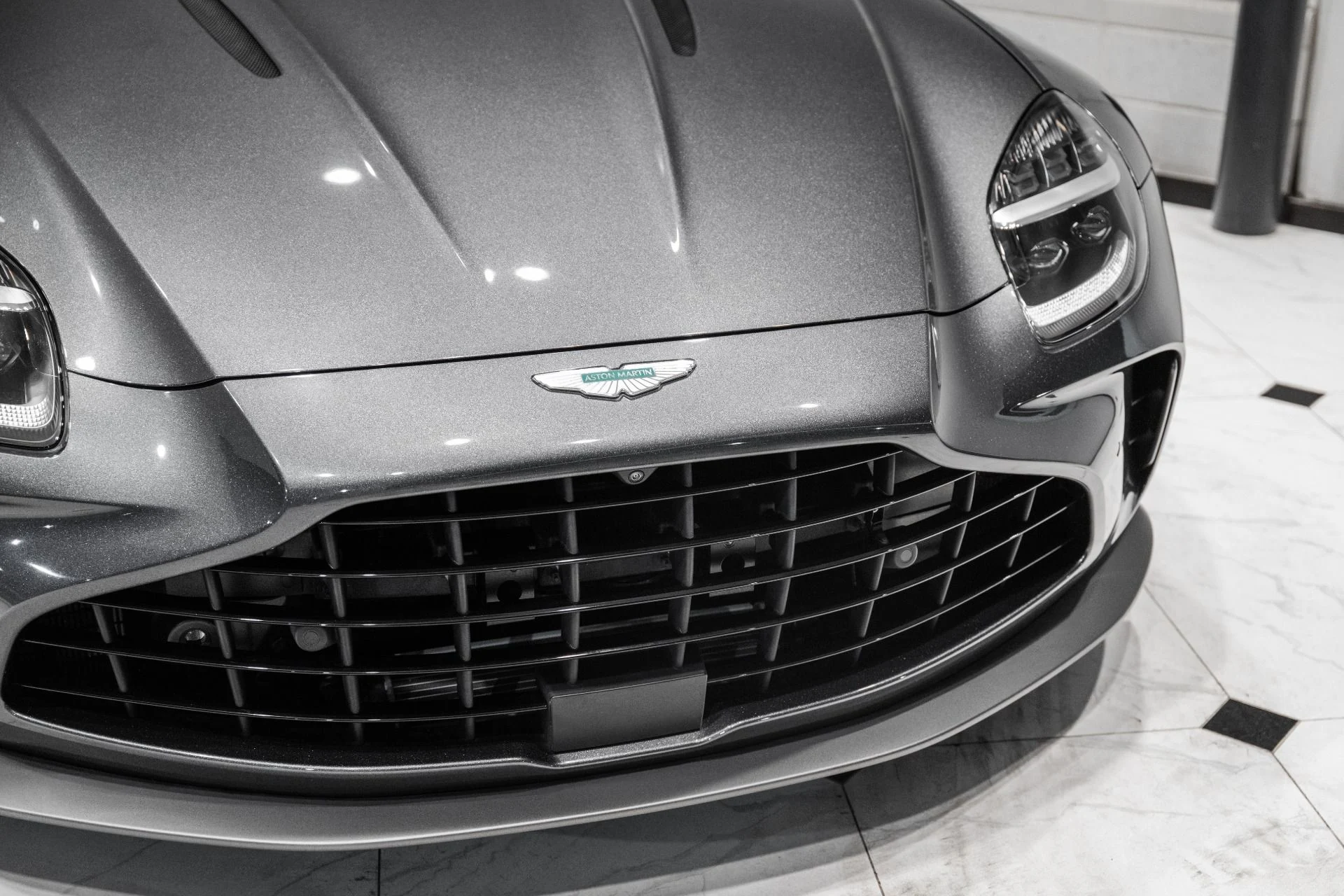 mph040_548055590_Used_2025_Aston_Martin_Vantage_1784563036_6b5e806276