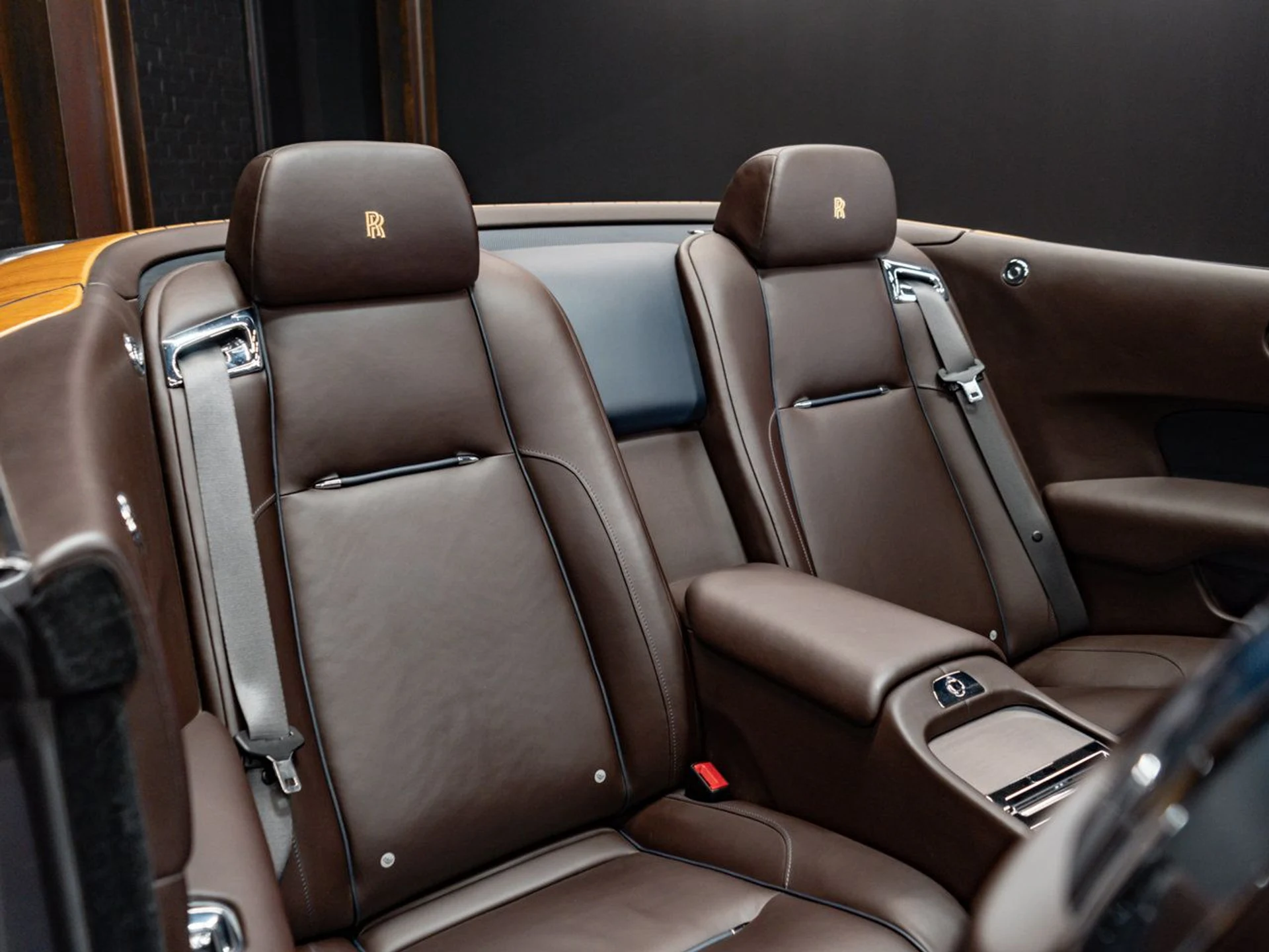 mph040_589694172_rolls_royce_dawn_2016_fae8c861a6