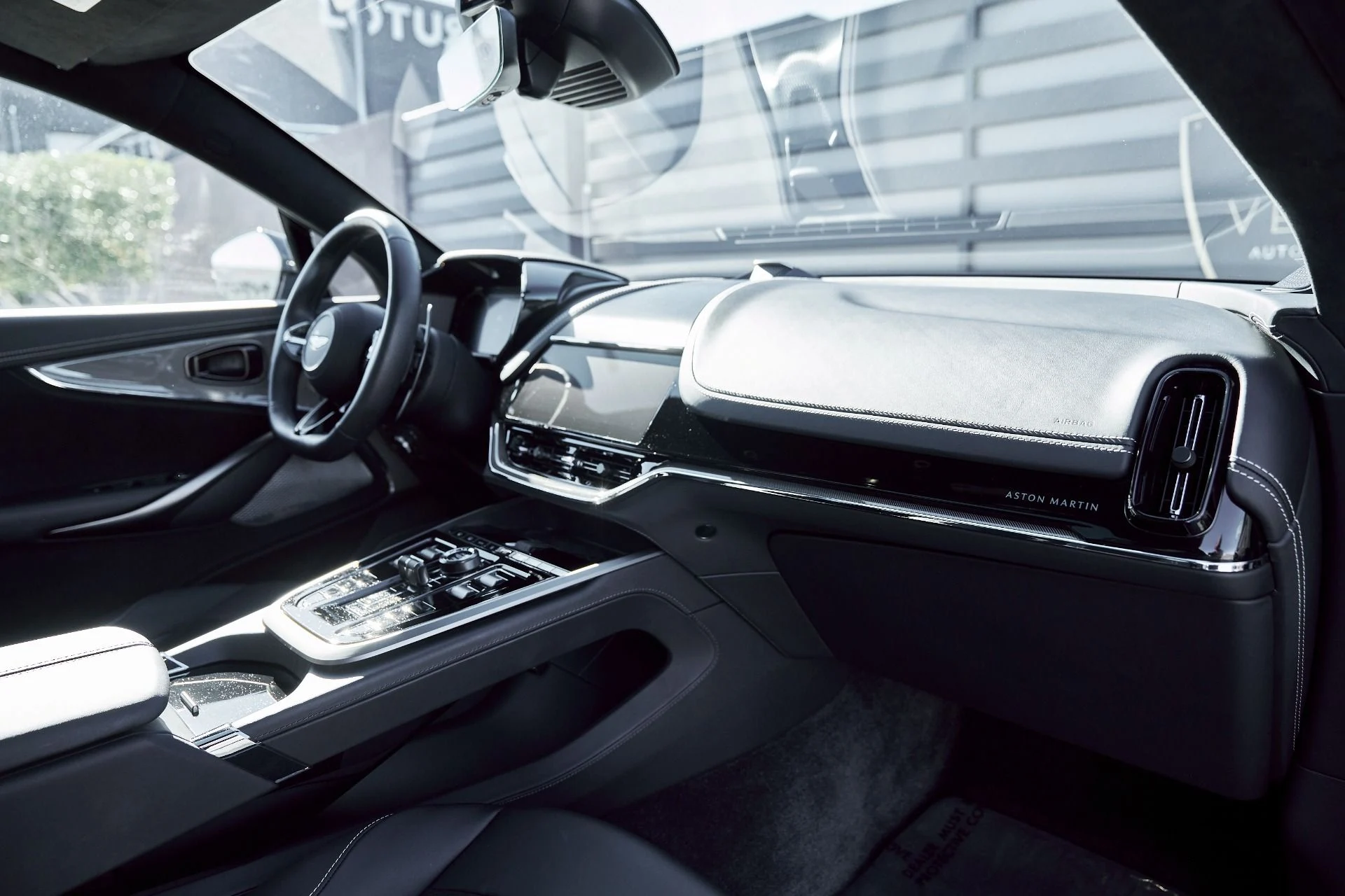 mph040_590807399_Used_2025_Aston_Martin_DBX_707_1767063202_d311b7791b