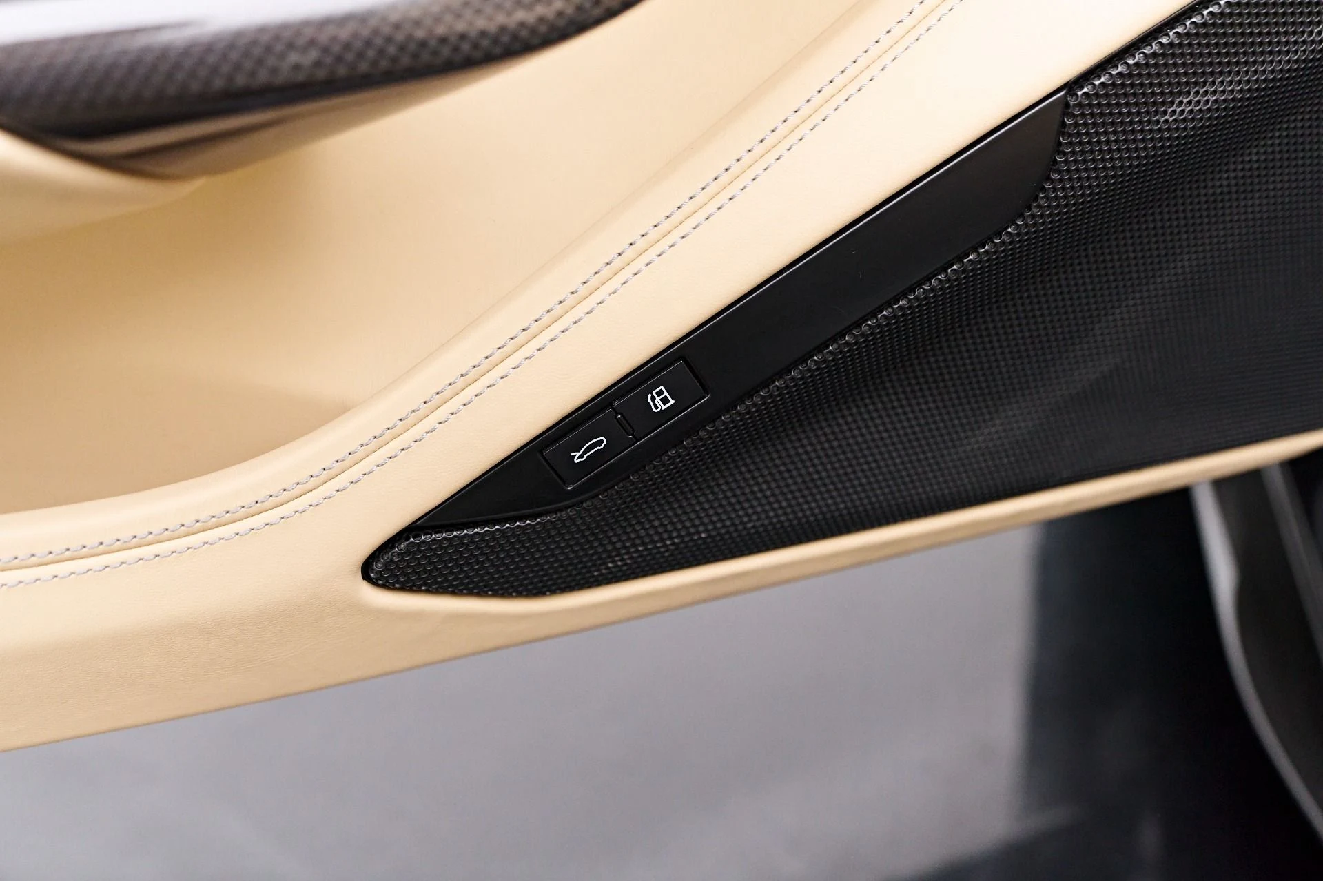 mph040_591692496_Used_2022_Ferrari_F8_Spider_Base_1769106989_9a95db47f6