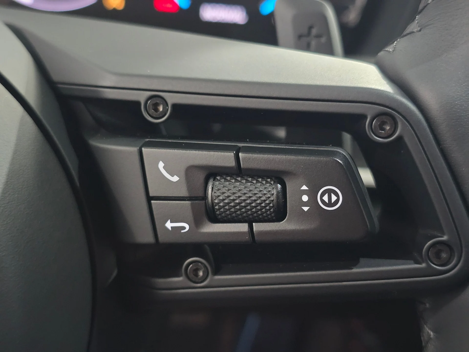 mph040_615985975_2cbe4d0ced27c2d70a2dc31ca271780cx_25c31ee3d0