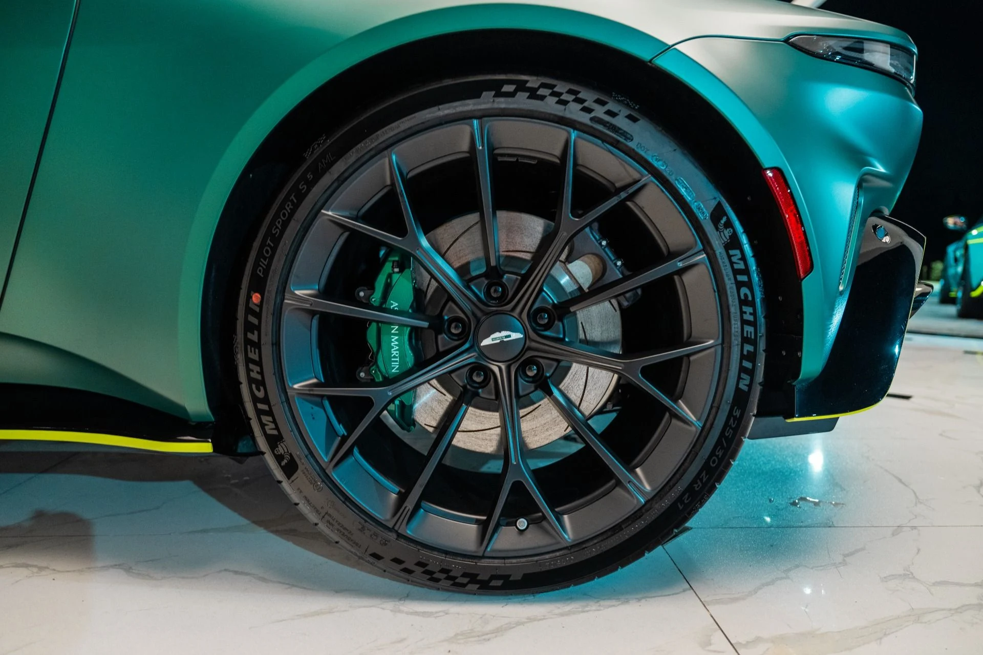 mph040_693913856_Used_2025_Aston_Martin_Vantage_Coupe_1734713589_e09f42aab3