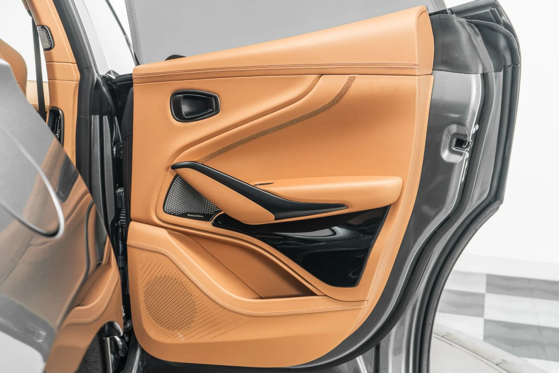 mph040_70020668_Used_2025_Aston_Martin_DBX_707_1780350121_17209d623c