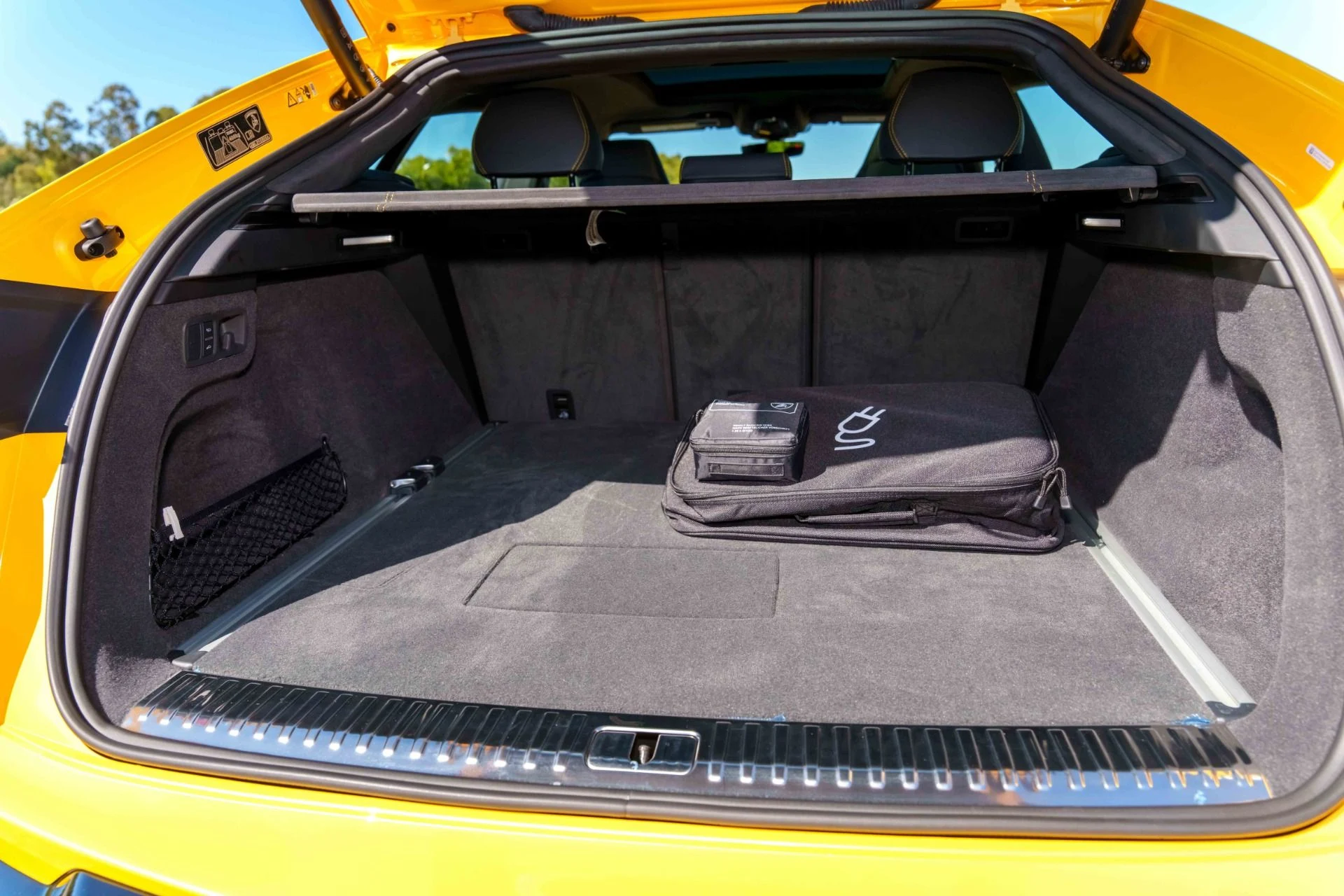 mph040_745556218_Used_2025_Lamborghini_Urus_SE_1759793250_124a5ef66e