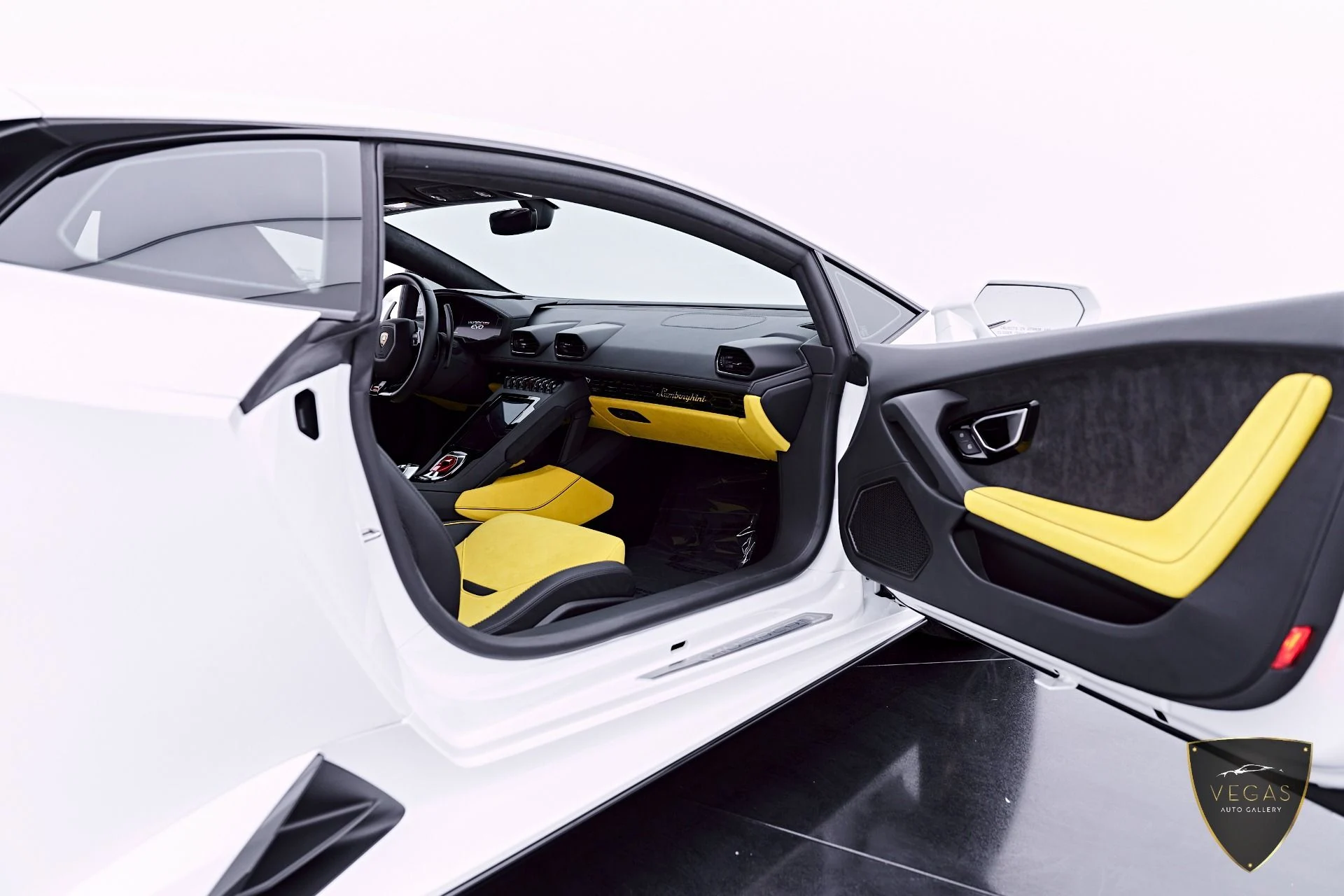 mph040_752768870_Used_2022_Lamborghini_Huracan_EVO_Base_1782344303_66e62ff96f