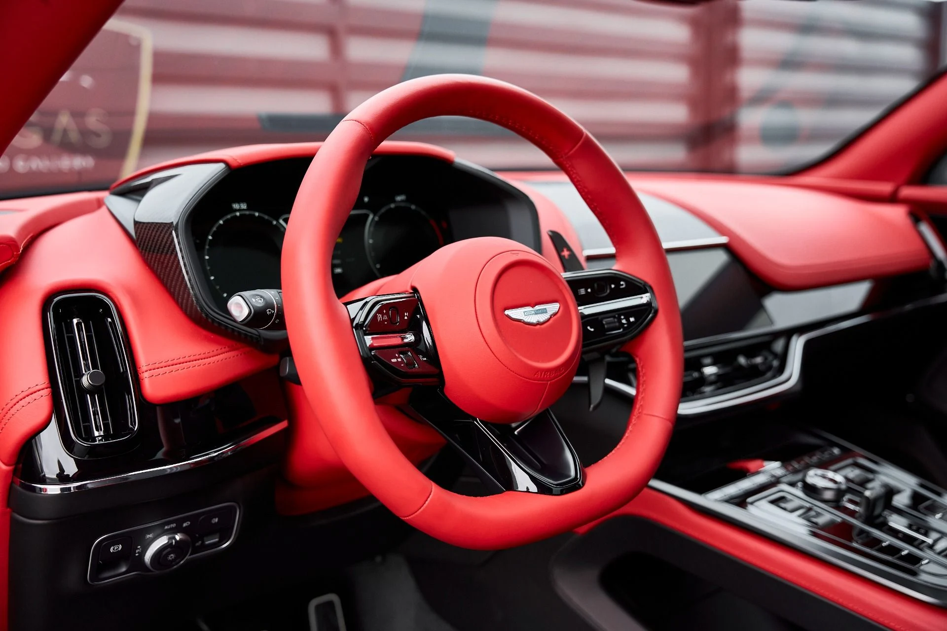 mph040_776375469_Used_2025_Aston_Martin_DBX_707_1766785350_68e881caaa