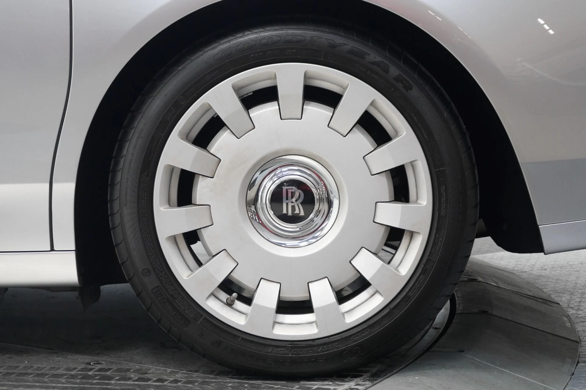 mph040_781628541_Used_2013_Rolls_Royce_Ghost_Rear_Seat_Entertainment_Picnic_Tables_V12_Power_1766770444_7454e6f763