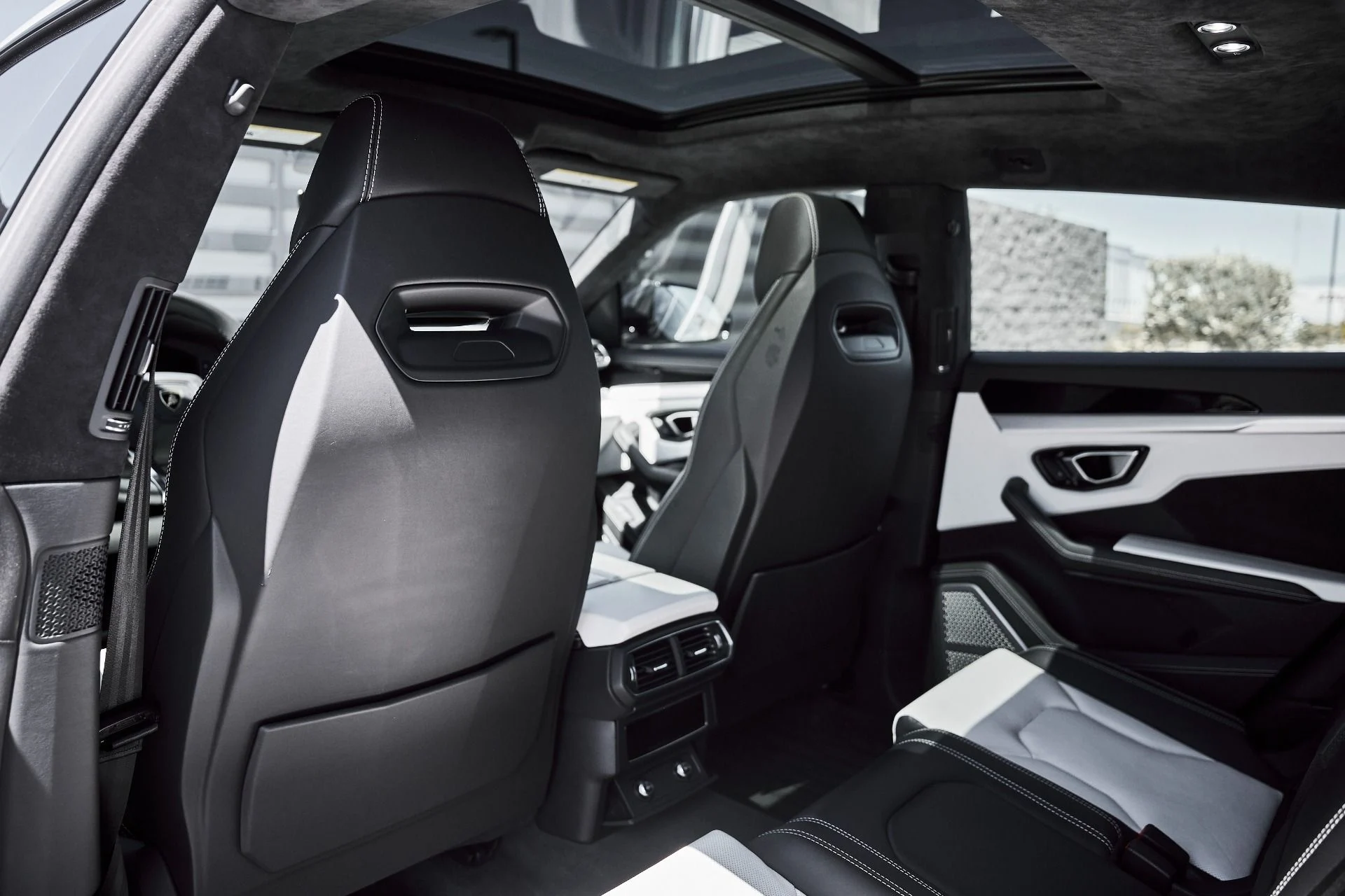 mph040_799800409_Used_2019_Lamborghini_Urus_Base_1776301864_8063582955