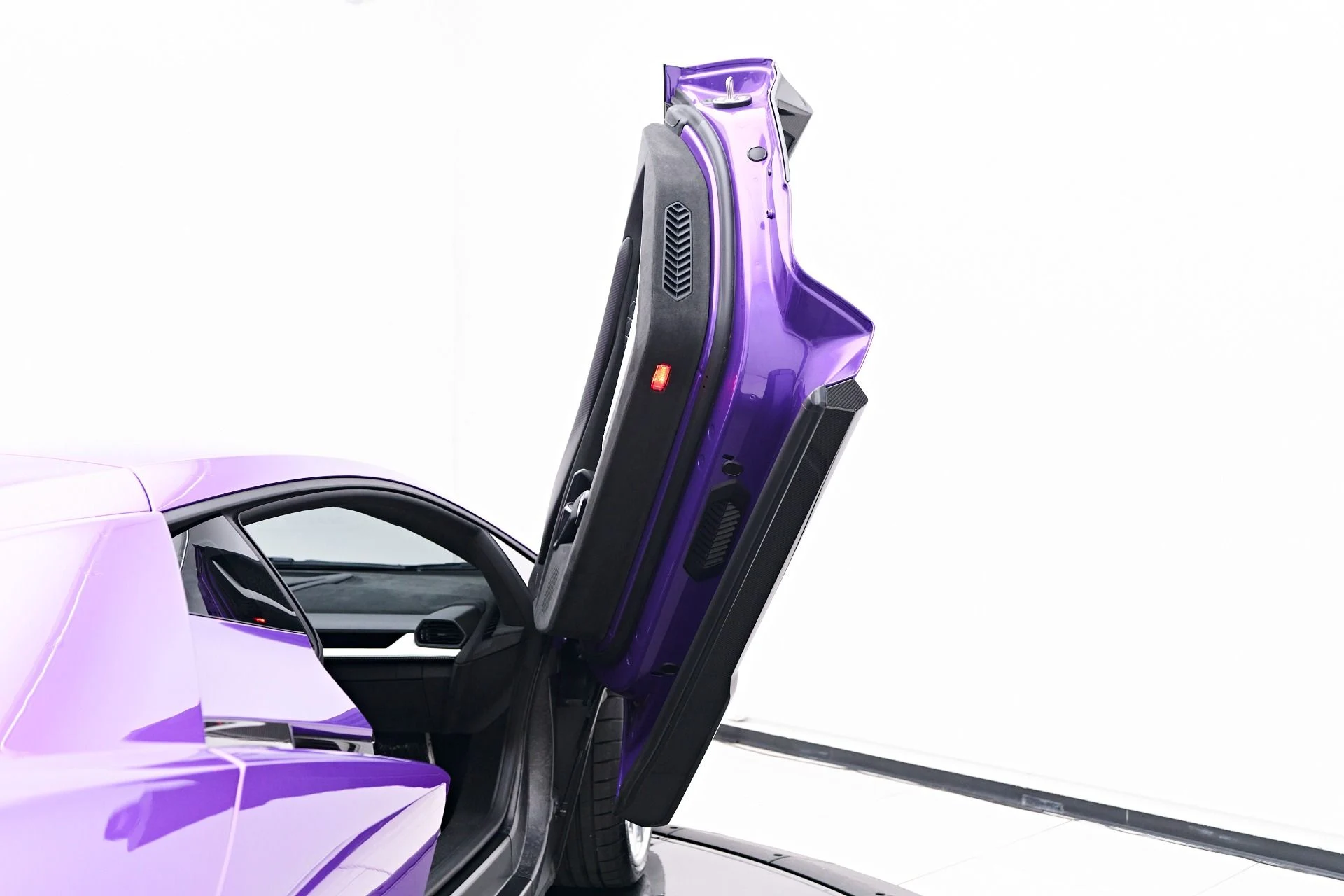 mph040_86065914_Used_2024_Lamborghini_Revuelto_Base_1756862241_21f3eba8af