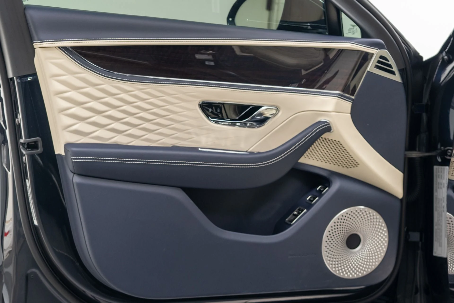 mph040_882508568_Used_2026_Bentley_Flying_Spur_Azure_Bang_and_Olufsen_Audio_Mulliner_Driving_Specification_1778702450_c707833d54