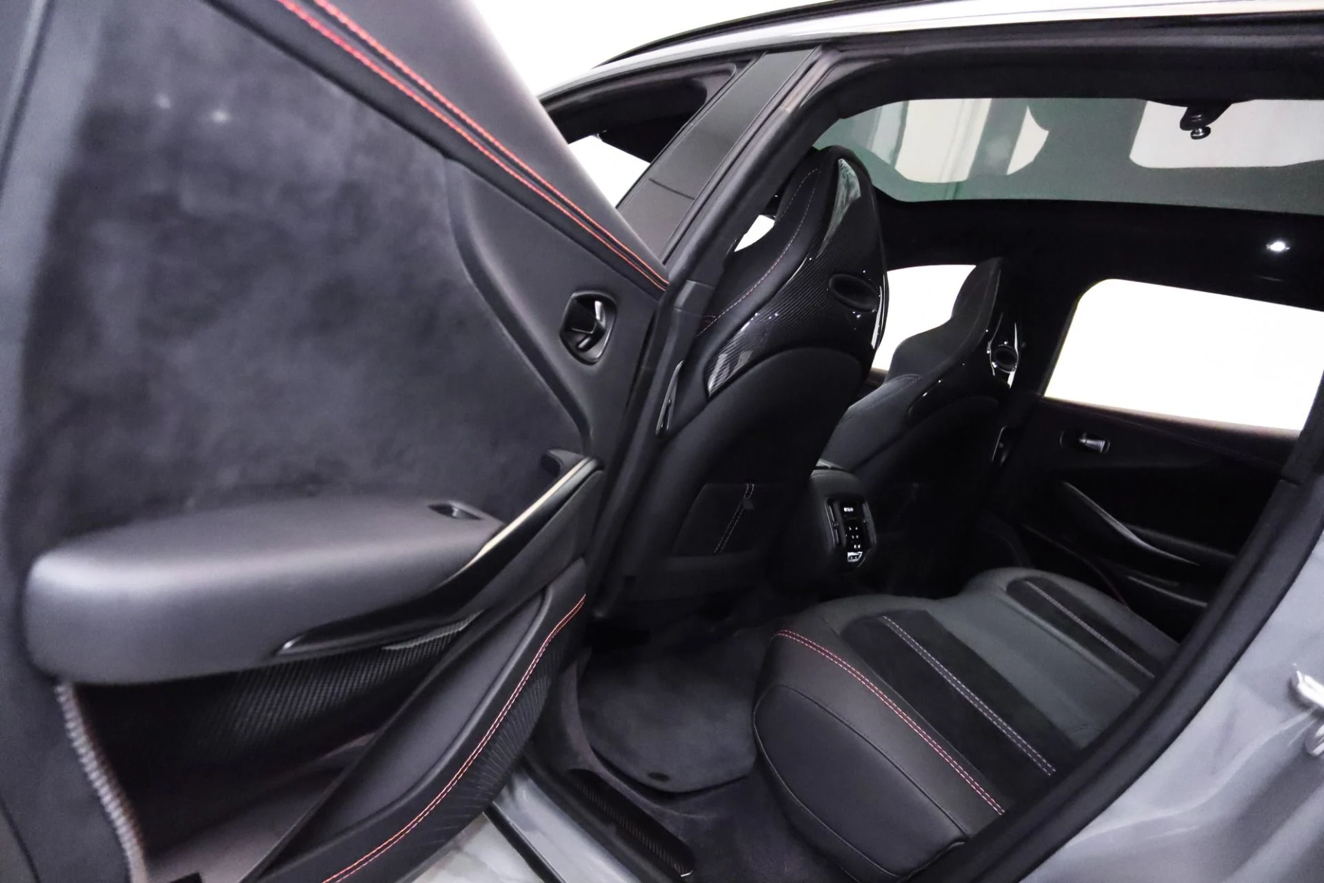 mph040_903686415_Used_2023_Aston_Martin_DBX_707_1744811574_bb16ab4d46