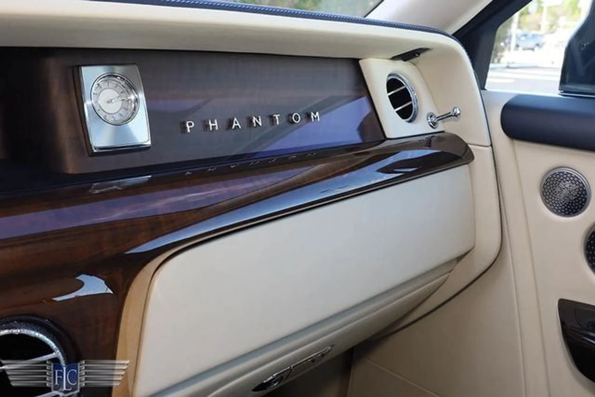 mph040_922246866_used_2018_rolls_royce_phantom_sedan_6305_22718398_45_640_25bd44ffcf
