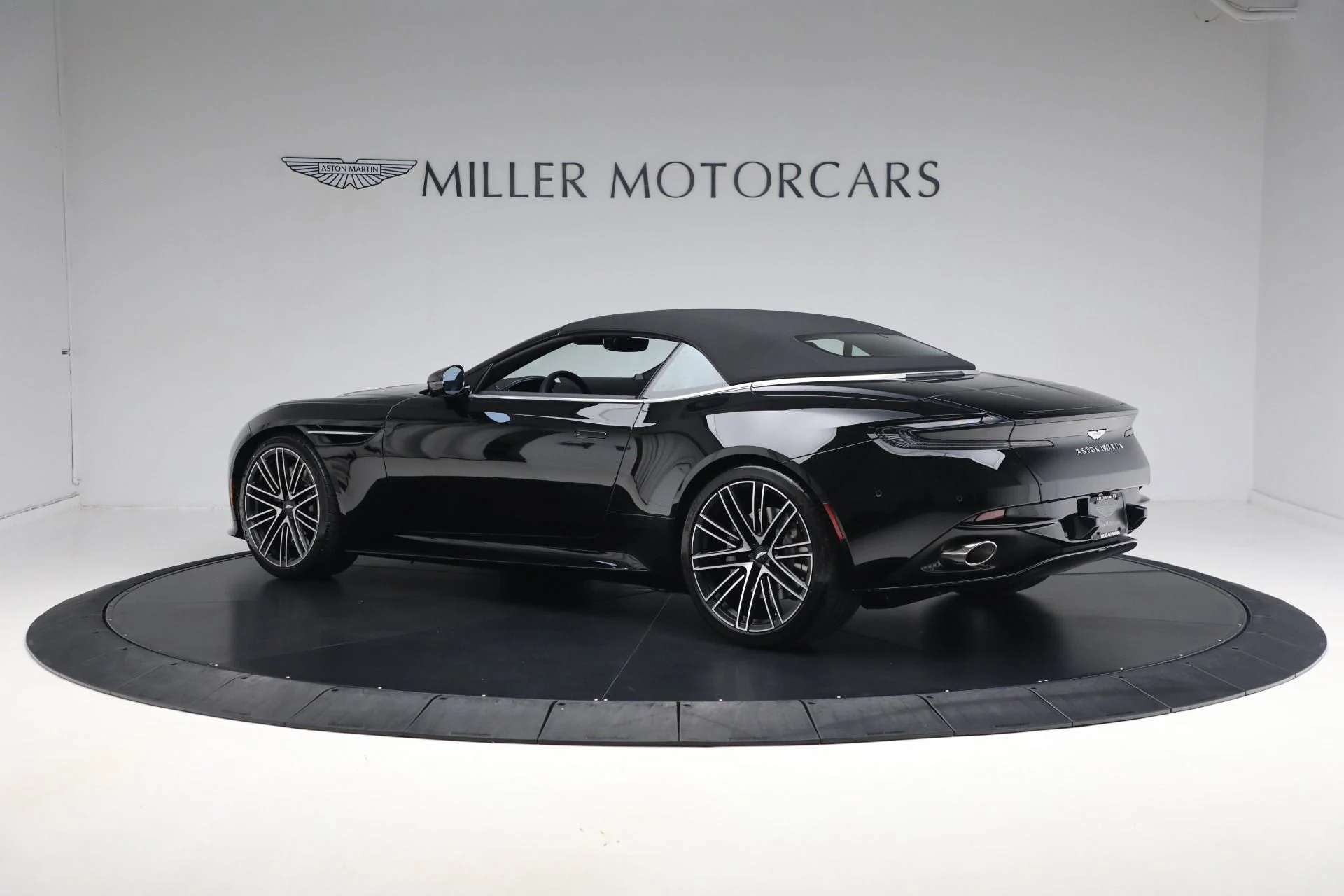 mph040_945851057_New_2025_Aston_Martin_DB_12_Volante_656f96fb73