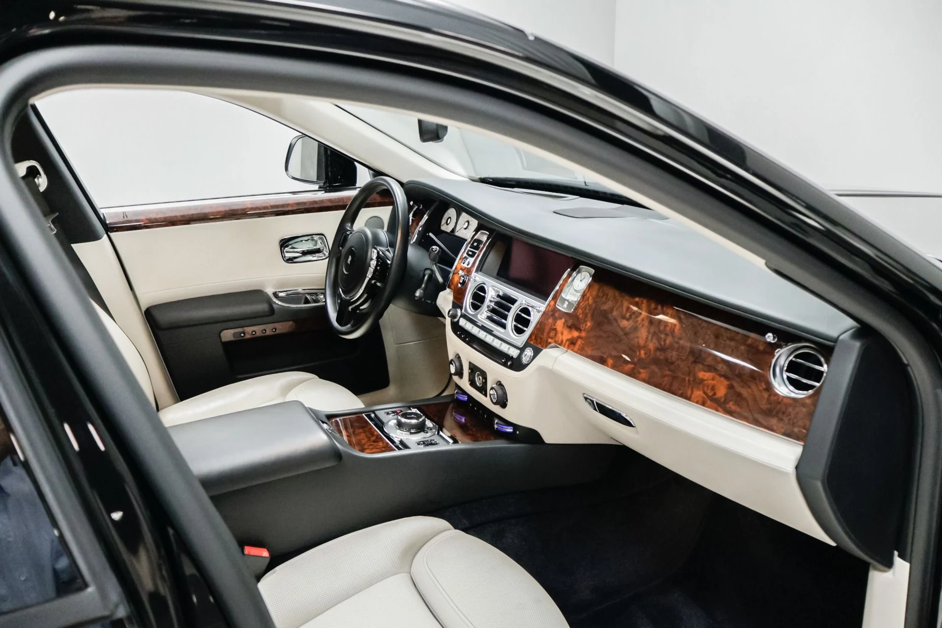 mph040_952932436_Used_2015_Rolls_Royce_Ghost_Base_1760537897_044e22c3b6