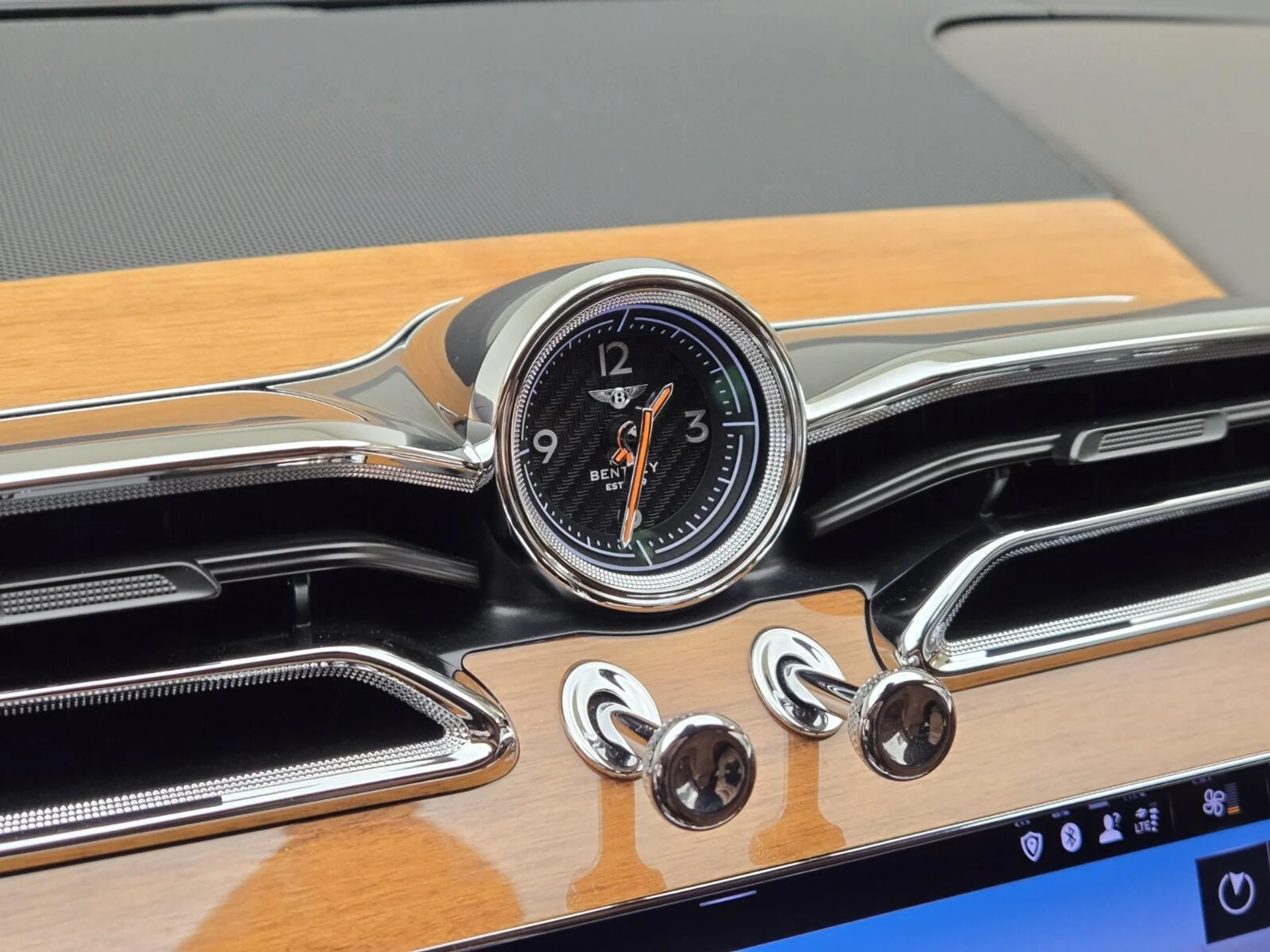 mph040_980470342_Used_2022_Bentley_Bentayga_V8_1766558900_b7e782d8fa