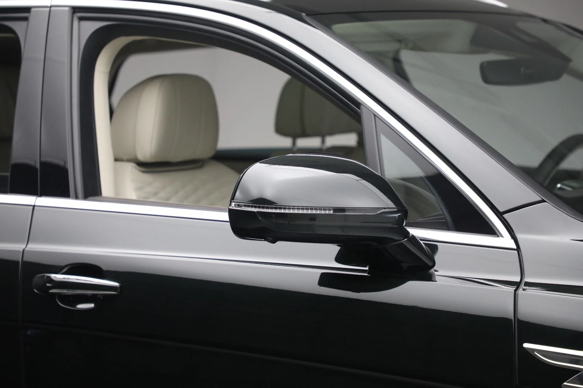 mph041_1025442817_Used_2024_Bentley_Bentayga_EWB_Azure_V8_3ba3d88852